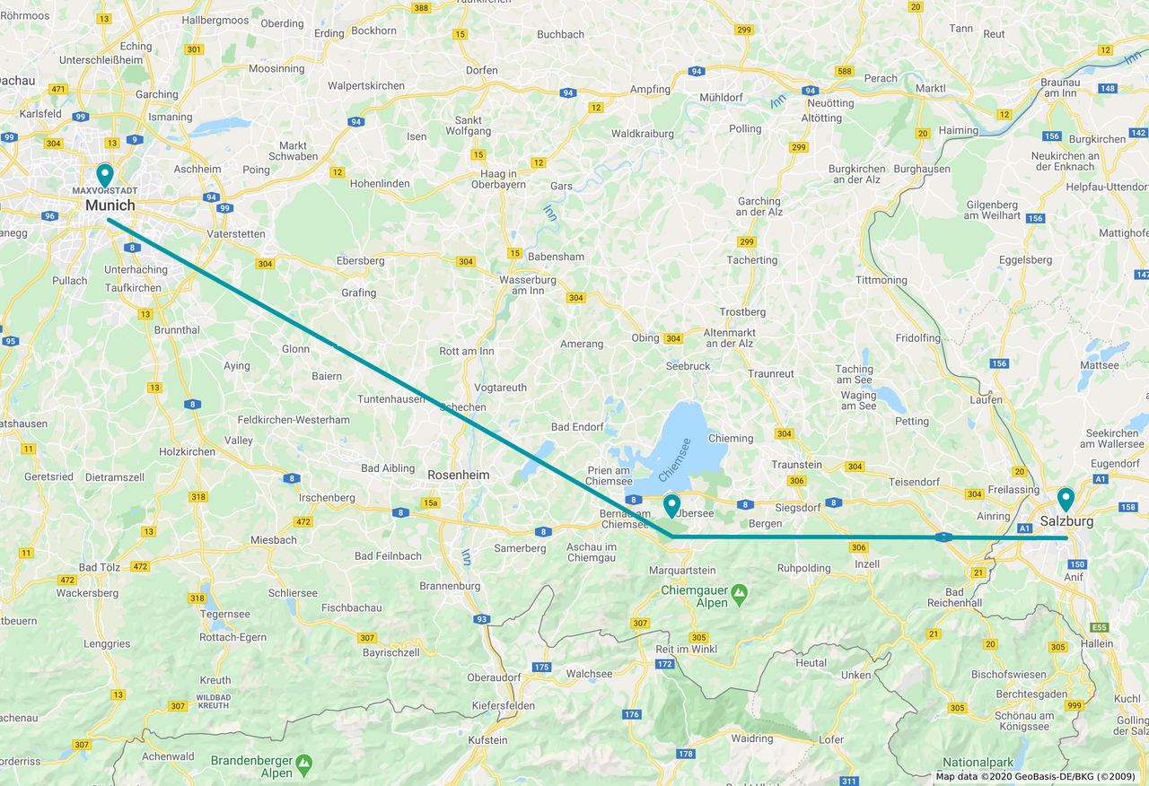 Karte zeigt die Route von München nach Salzburg mit einem direkten Verbindungspfeil, eingebettet in eine Übersicht von Städten, Straßen und Landschaften zwischen den beiden Zielen.