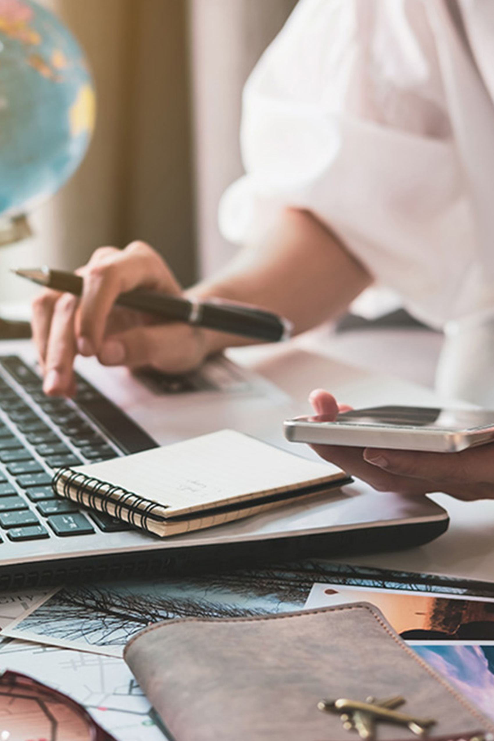 Frau bei der Urlaubsplanung im Büro
