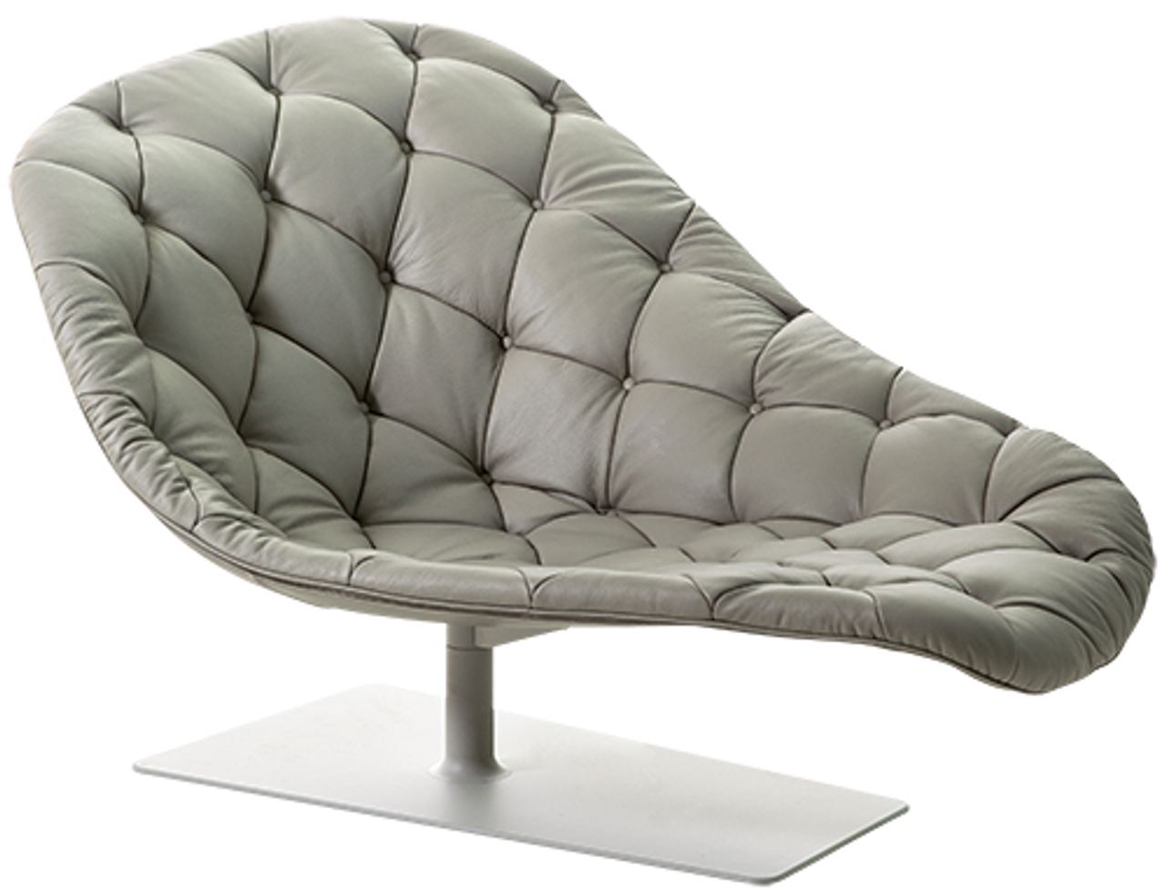 Bequemer Loungesessel mit weicher, grauer Polsterung und gepolstertem, ergonomischem Design.