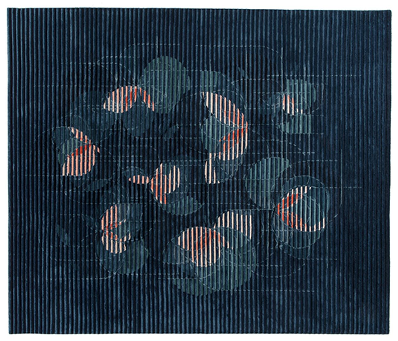Dunkelblaue, rechteckige Decke mit gestreiftem Muster und dezentem Design aus rundlichen, abstrakten Formen in Grün- und Koralltönen, die an Blätter und Blüten erinnern.