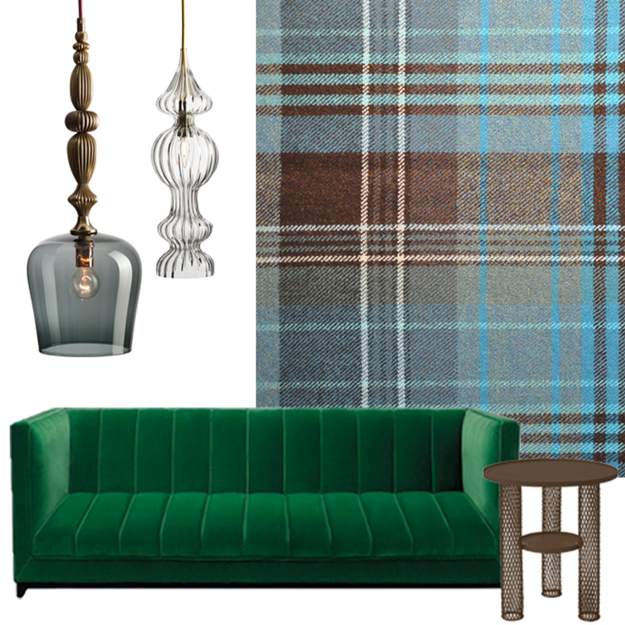 Grünes Samtsofa vor einer Wand mit blau-braun kariertem Stoffmuster, zwei elegante Hängelampen mit verzierter Glasgestaltung und ein filigraner runder Beistelltisch aus Metall.