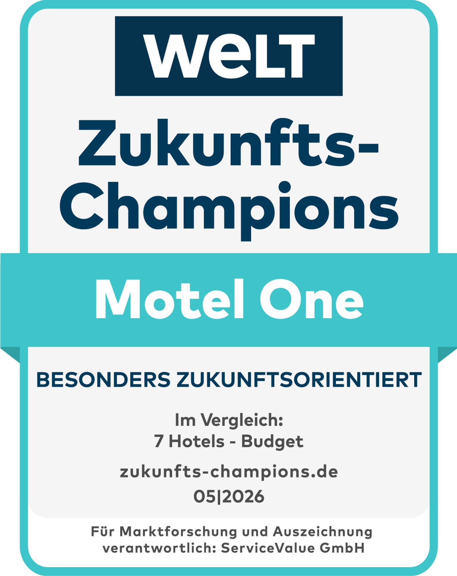 Auszeichnungsschild „WELT Zukunfts-Champions Motel One“ für besonders zukunftsorientierte Budget-Hotels, basierend auf Vergleich von 7 Hotels, vergeben von ServiceValue GmbH, gültig bis 05/2026.