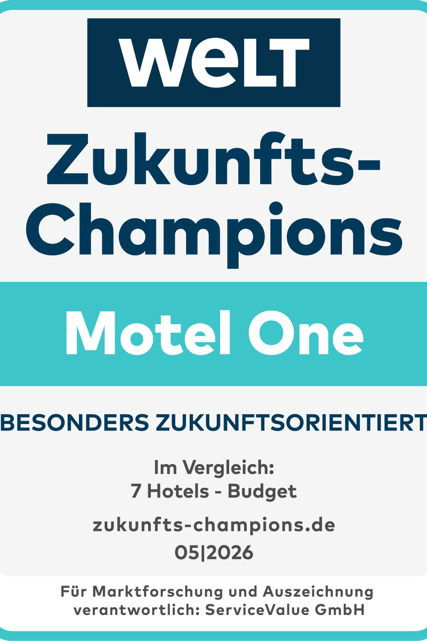 Auszeichnungsschild „WELT Zukunfts-Champions Motel One“ für besonders zukunftsorientierte Budget-Hotels, basierend auf Vergleich von 7 Hotels, vergeben von ServiceValue GmbH, gültig bis 05/2026.