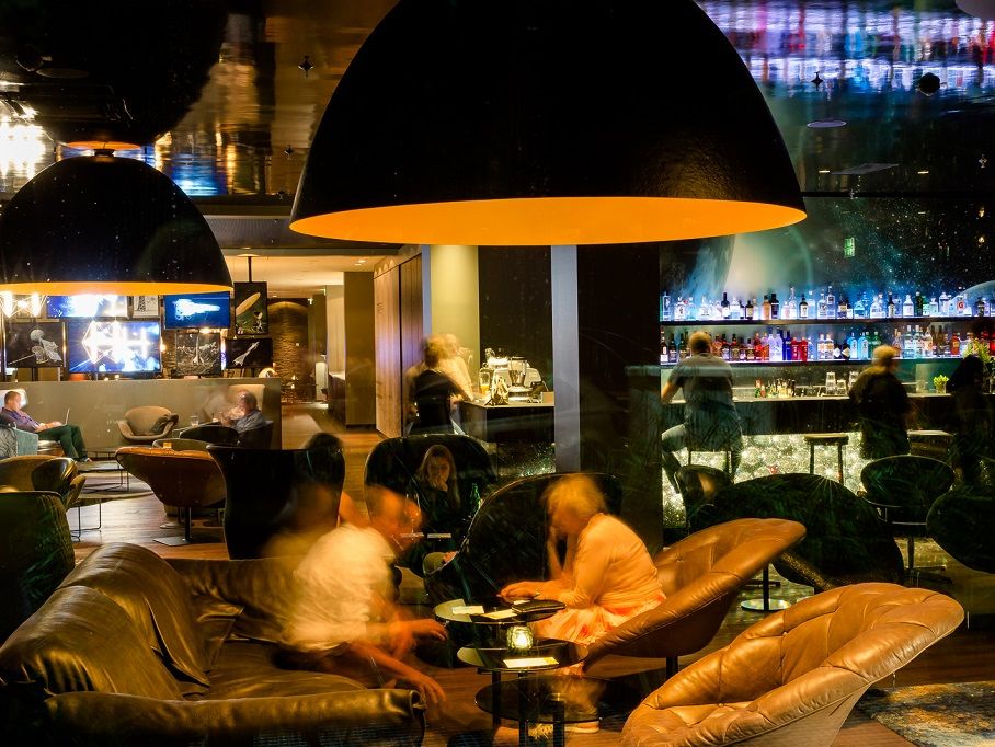 Hotel München Deutsches Museum Motel One Lounge und Bar mit mehreren Personen
