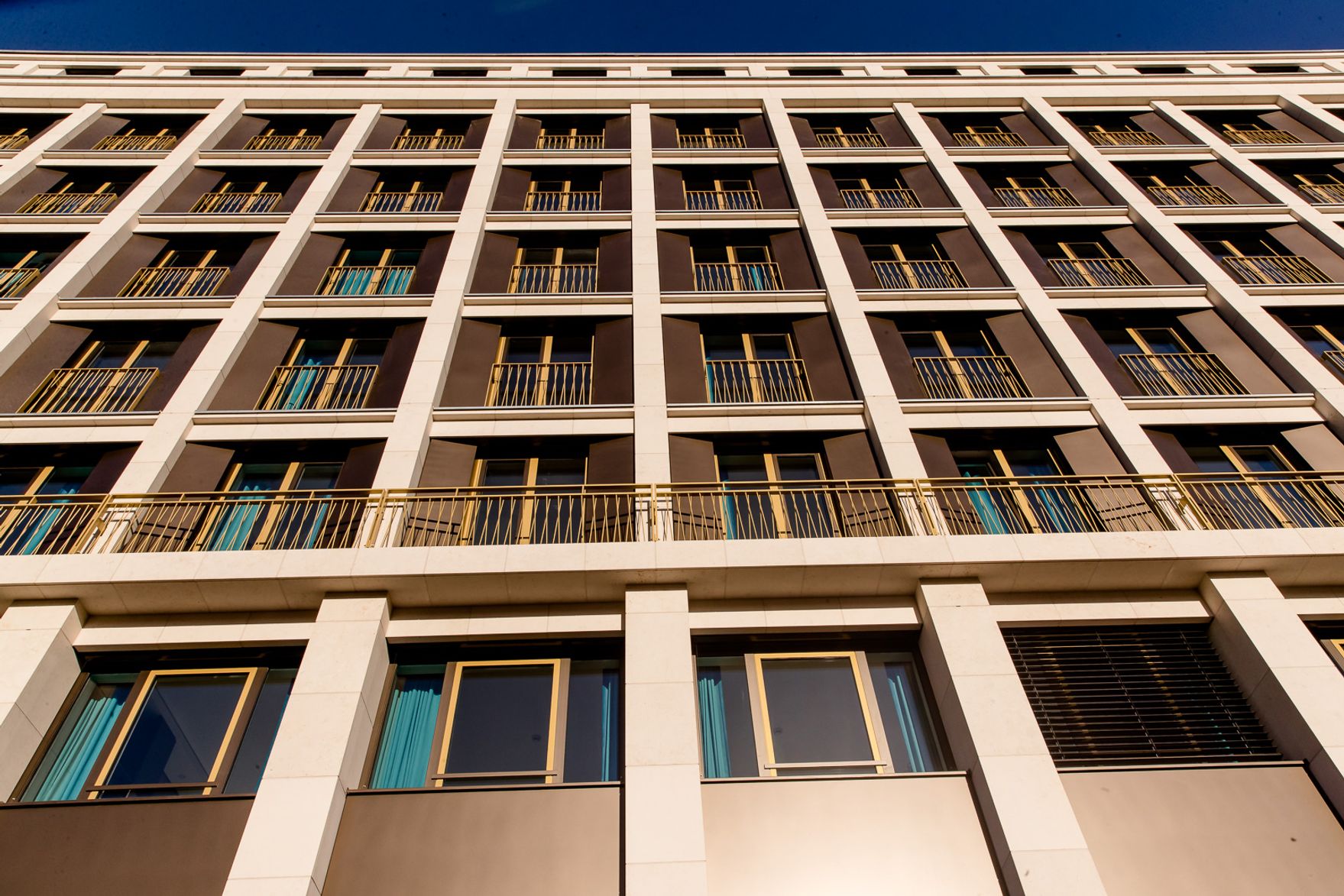 Hotel Leipzig Post Motel One Fassade mit zahlreichen Fenstern, die viel Tageslicht in die Zimmer lassen. Die klare Architektur strahlt Eleganz und Komfort aus, ideal für Geschäftsreisende und Urlaubsgäste.