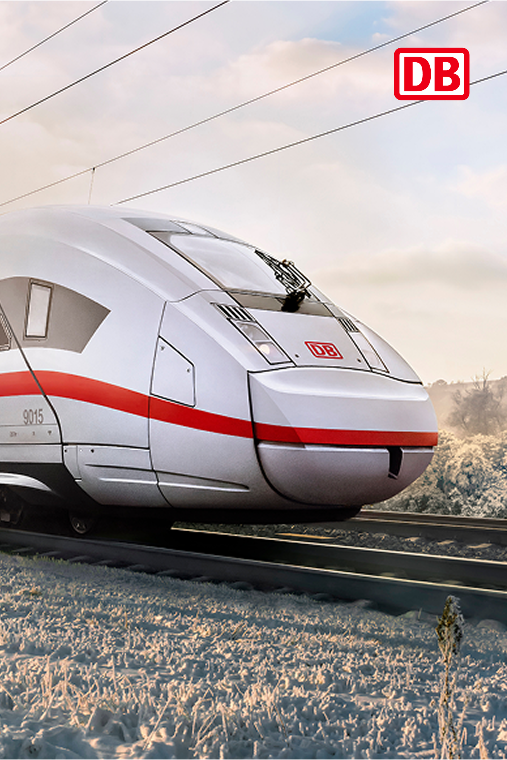 Moderner, weißer Hochgeschwindigkeitszug der Deutschen Bahn fährt auf Schienen durch eine winterliche Landschaft bei Sonnenaufgang.