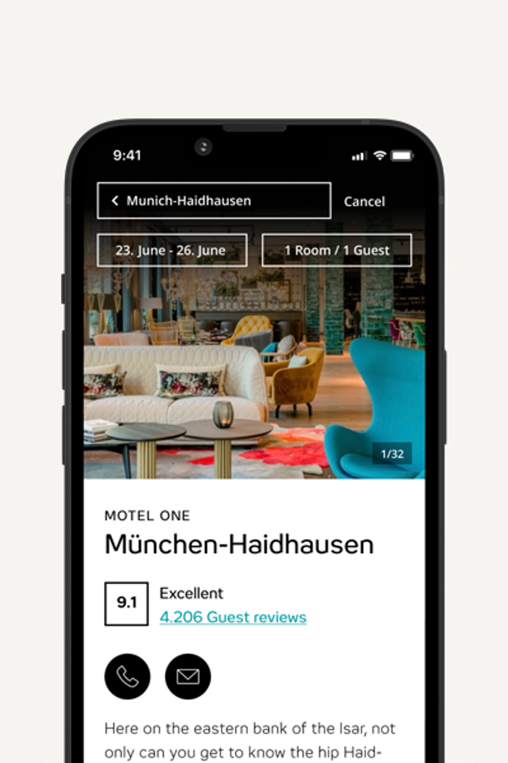 Smartphone-Display zeigt Buchungsseite für Motel One München-Haidhausen mit Daten, Gästeanzahl, Hotelbewertung 9.1 und Kontaktoptionen. Hintergrundbild zeigt gemütliche Hotel-Lounge mit Sitzmöbeln.