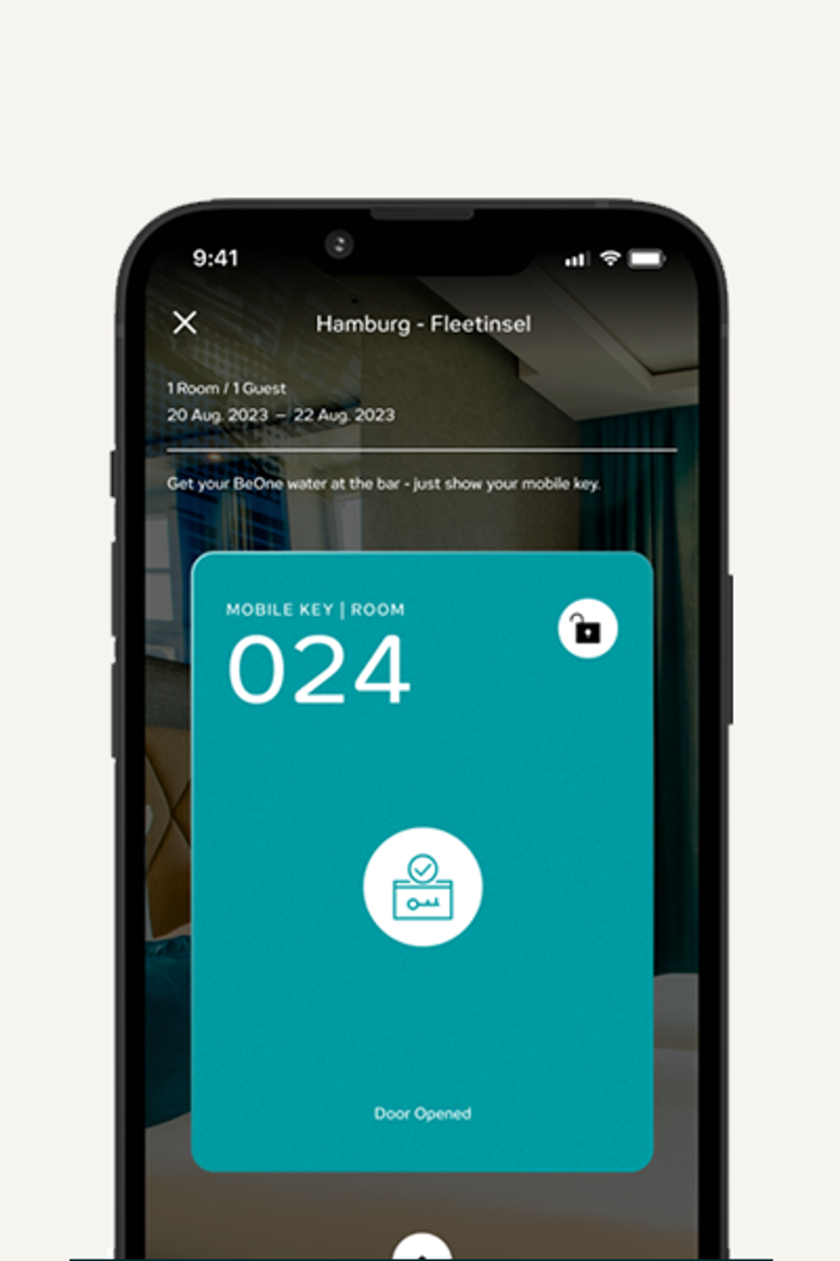 Smartphone zeigt digitale Zimmerschlüsselkarte für Zimmer 024 im Hotel Hamburg - Fleetinsel, bestätigt durch „Tür geöffnet“-Anzeige. Datum und Gastanzahl sind oben sichtbar.