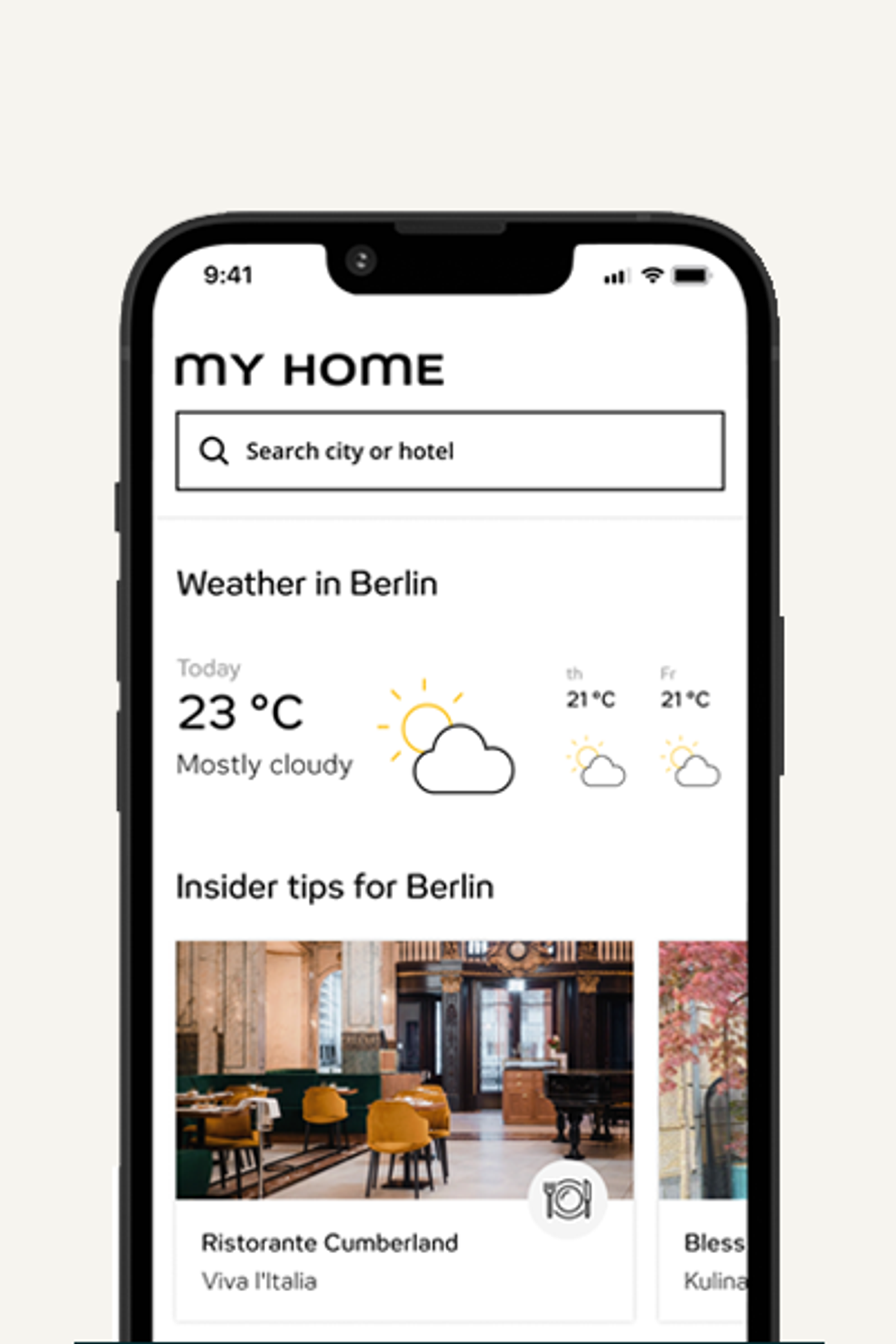 Smartphone-Bildschirm zeigt Wetterbericht für Berlin mit 23°C und bewölktem Himmel sowie Insider-Tipps für Restaurants in der Stadt.