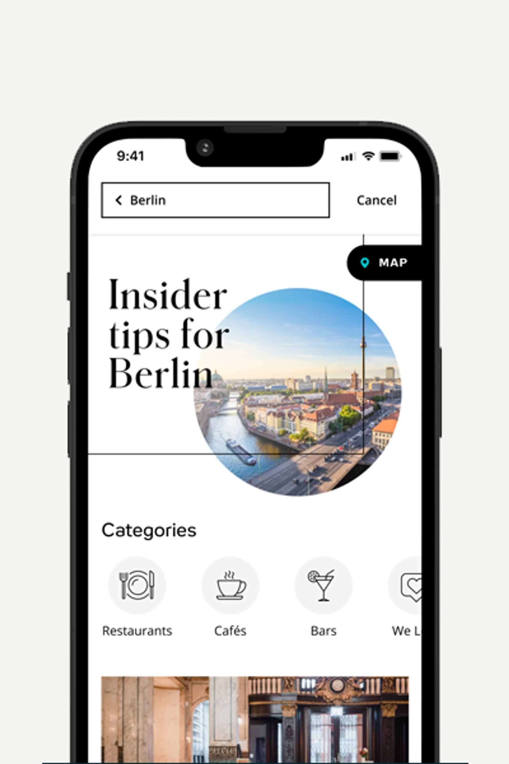 Smartphone-Bildschirm zeigt eine App mit Insider-Tipps für Berlin, darunter Kategorien wie Restaurants, Cafés und Bars, ergänzt durch ein Stadtpanorama von Berlin mit dem Fernsehturm am Horizont.