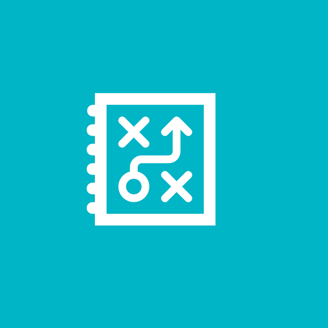 Symbol eines Strategieplans mit Pfeilen und Markierungen, die eine geplante Route oder Taktik veranschaulichen, dargestellt auf einem blauen Hintergrund.