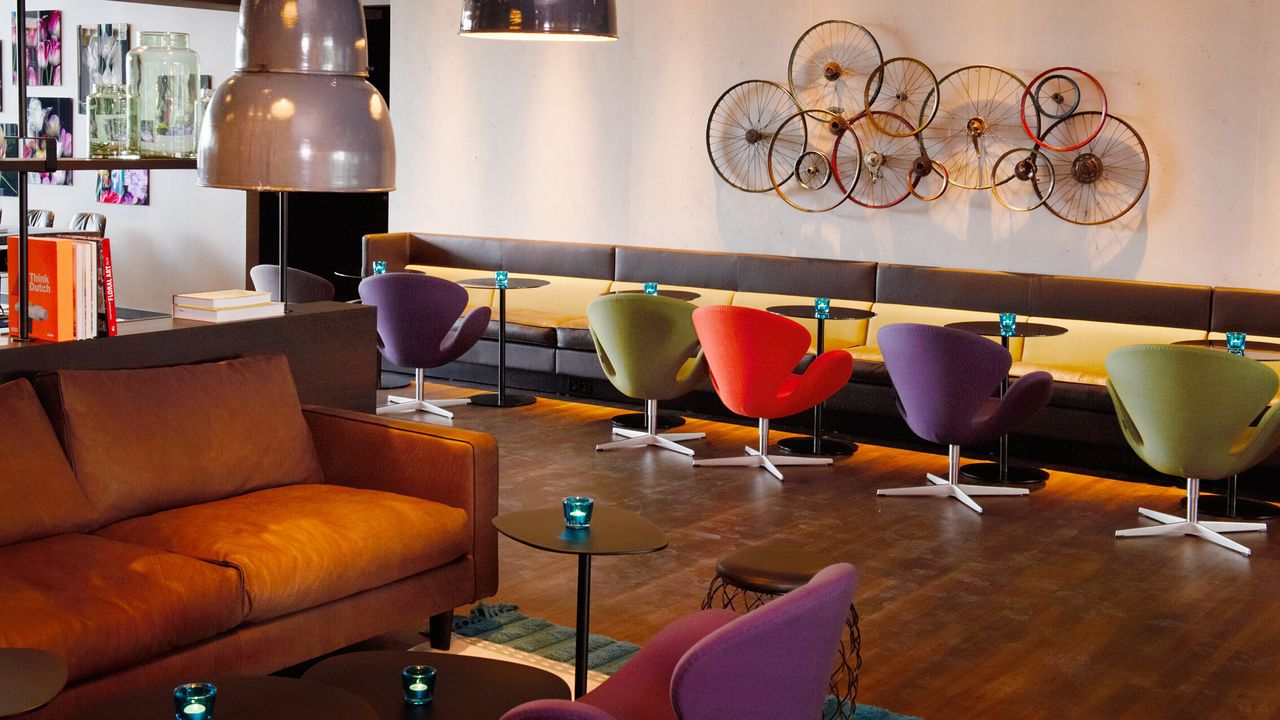 Hotel Amsterdam Motel One Innenraum mit Sitzgelegenheiten