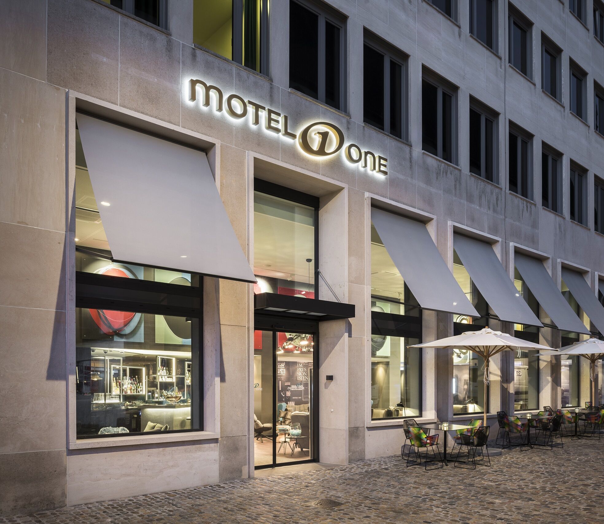 Hotel Basel Motel One Blick von außen auf das Gebäude