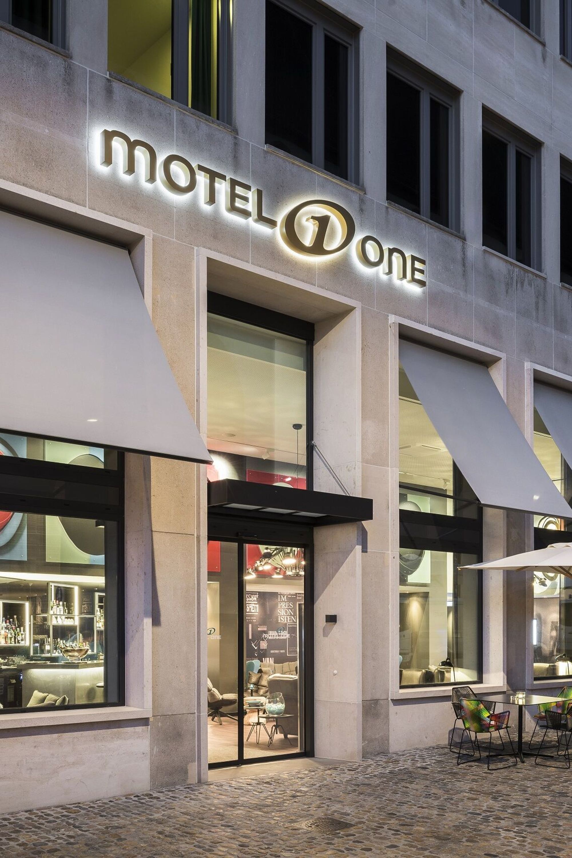 Hotel Basel Motel One Blick von außen auf das Gebäude