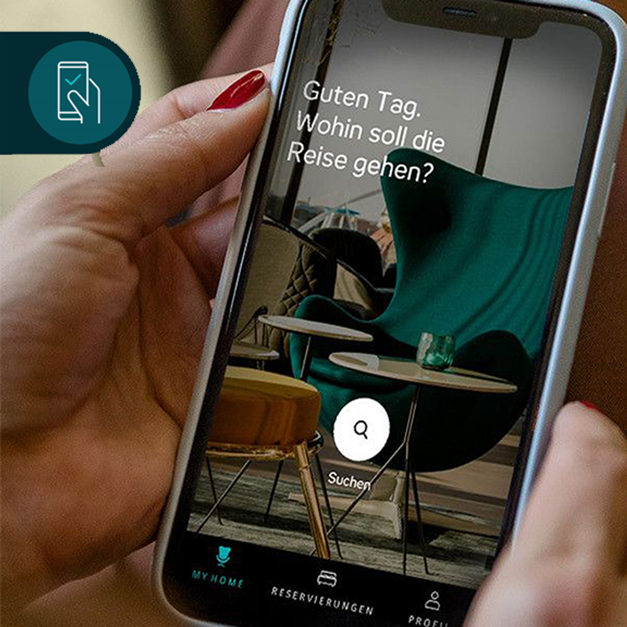 Person hält Smartphone, auf dem eine Reisebuchungs-App mit der Frage "Guten Tag. Wohin soll die Reise gehen?" und einer Suchfunktion zu sehen ist.
