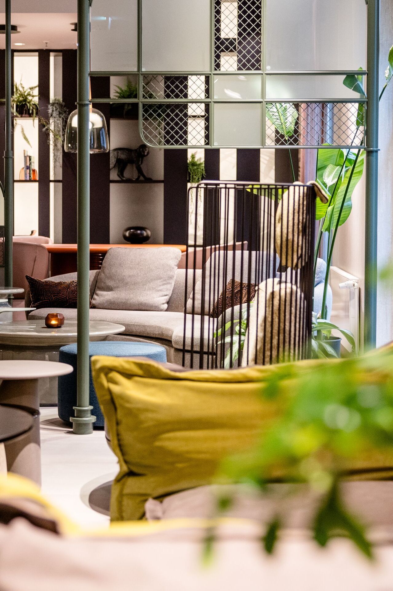 Hotel Frankfurt-Hauptbahnhof Motel One Light-flooded lounge area with comfortable armchairs, sofas and tables. Large windows create a bright, inviting atmosphere.