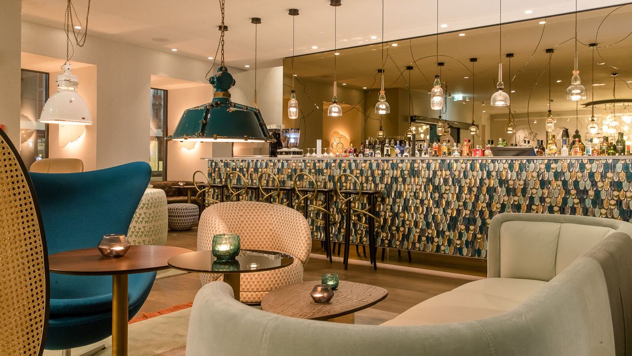 designhotel Linz Hauptplatz Motel One bar and lounge with armchair