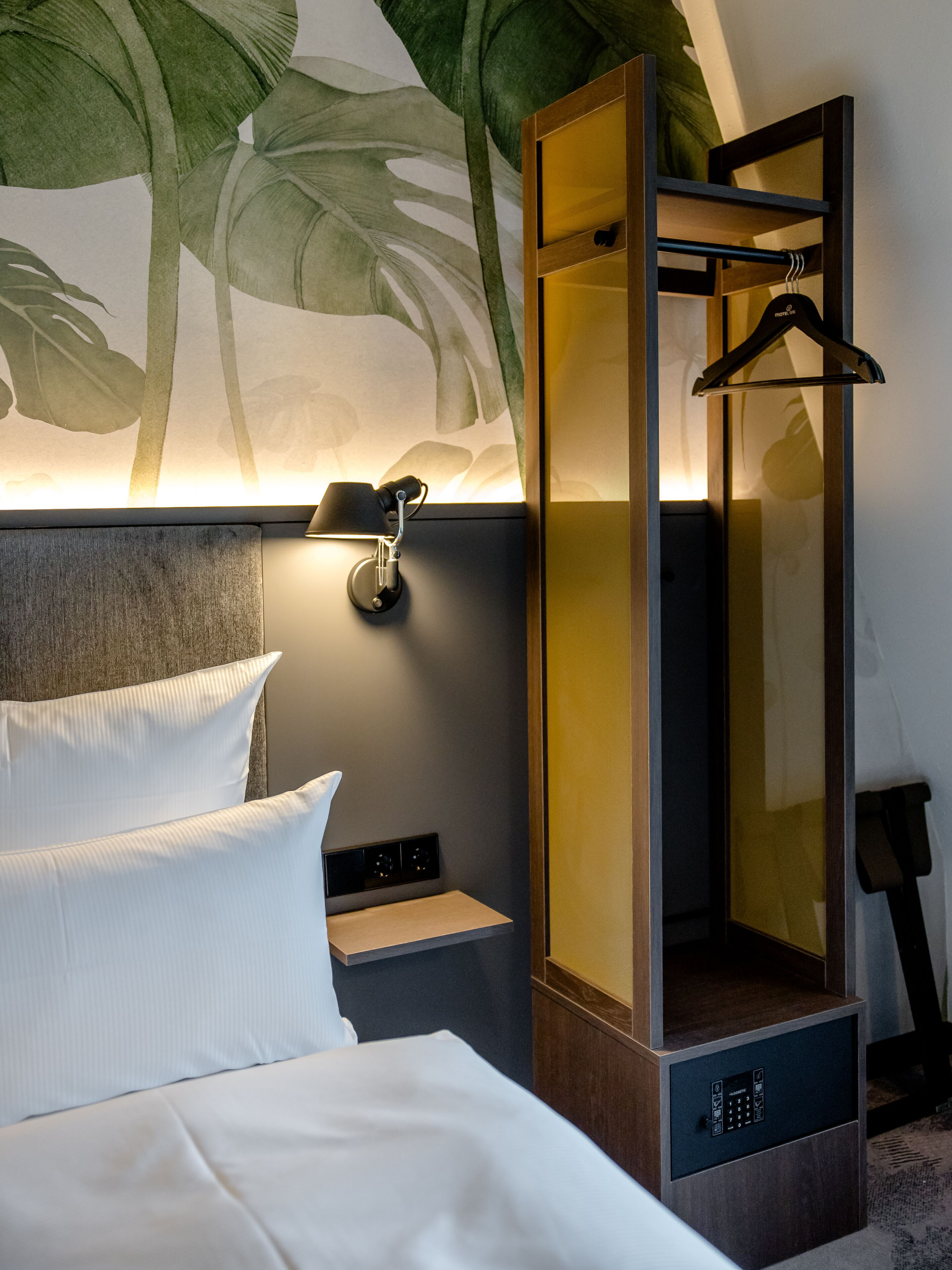 hotel Munich Hauptbahnhof Motel One view of checkroom in room