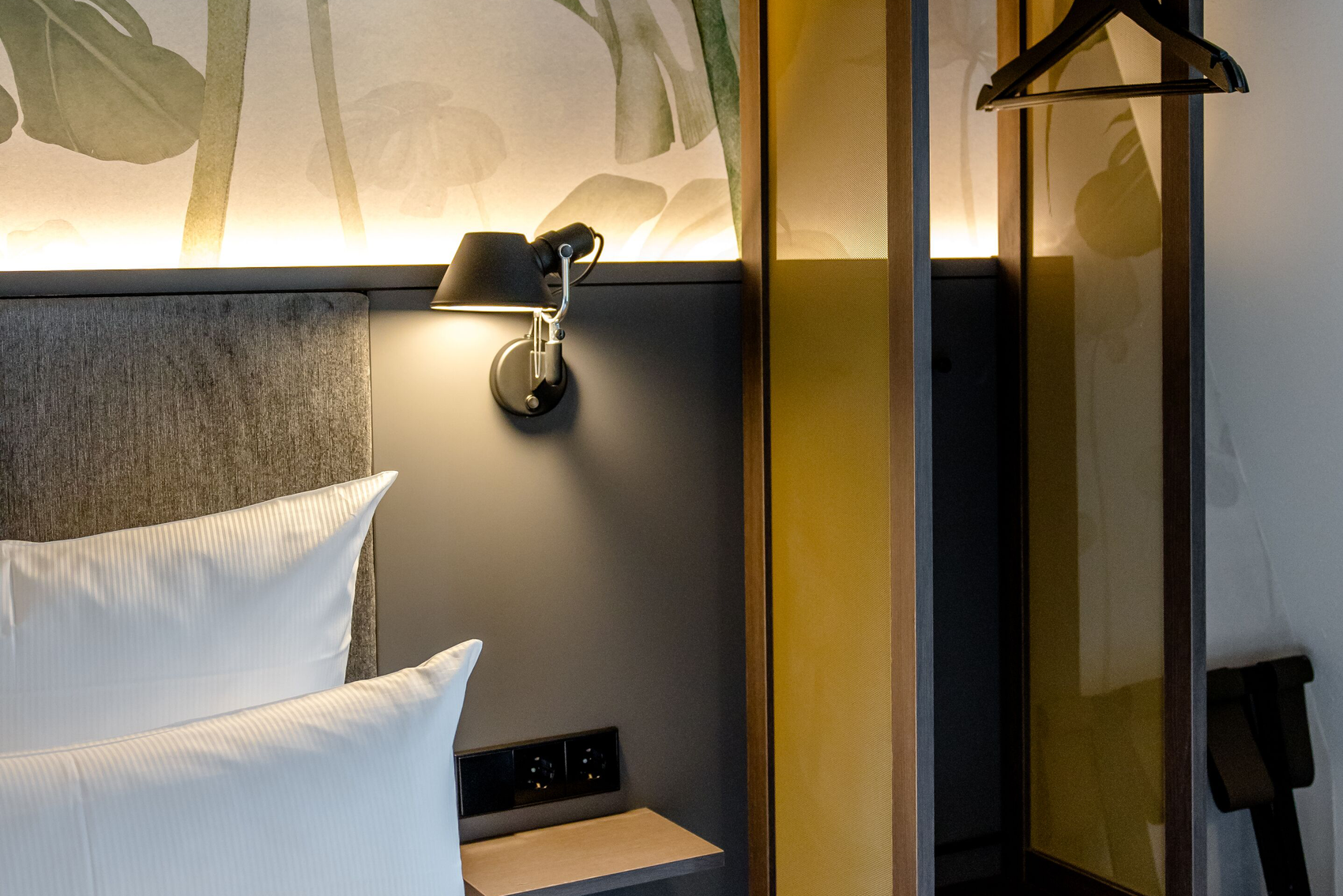 Hotel München Hauptbahnhof Motel One Blick auf Garderobe in Zimmer