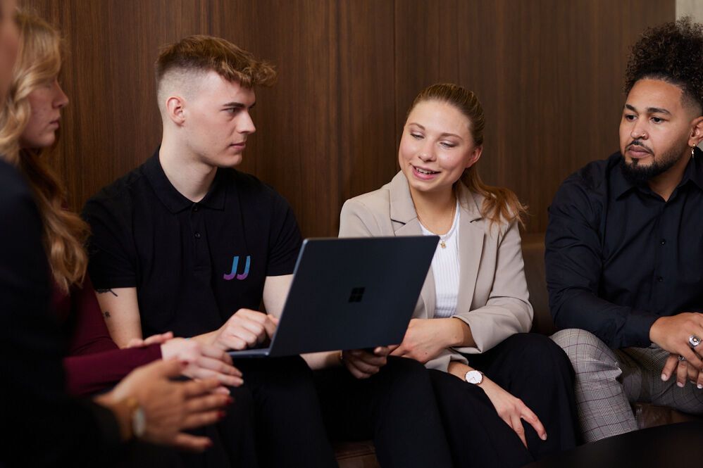 Motel One Mitarbeitende arbeiten an ihren Laptops