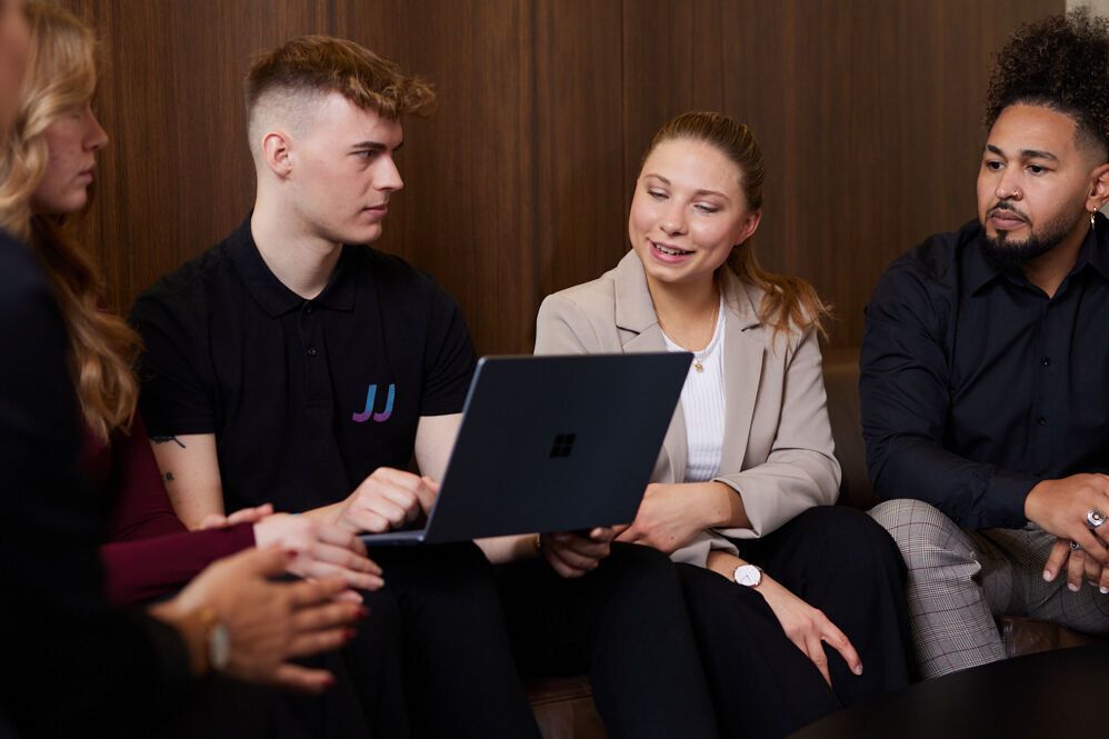 Motel One Mitarbeitende arbeiten an ihren Laptops