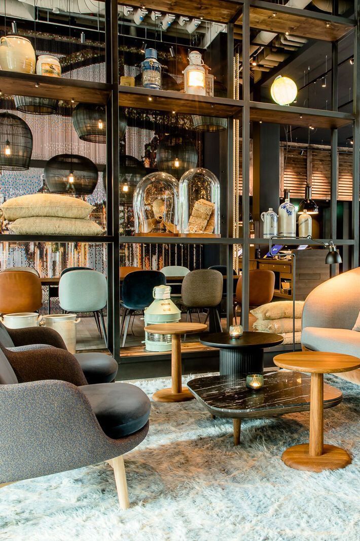 Hotel Hamburg Fleetinsel Motel One helle Lounge mit Blick auf eine gemütliche Sitzgruppe