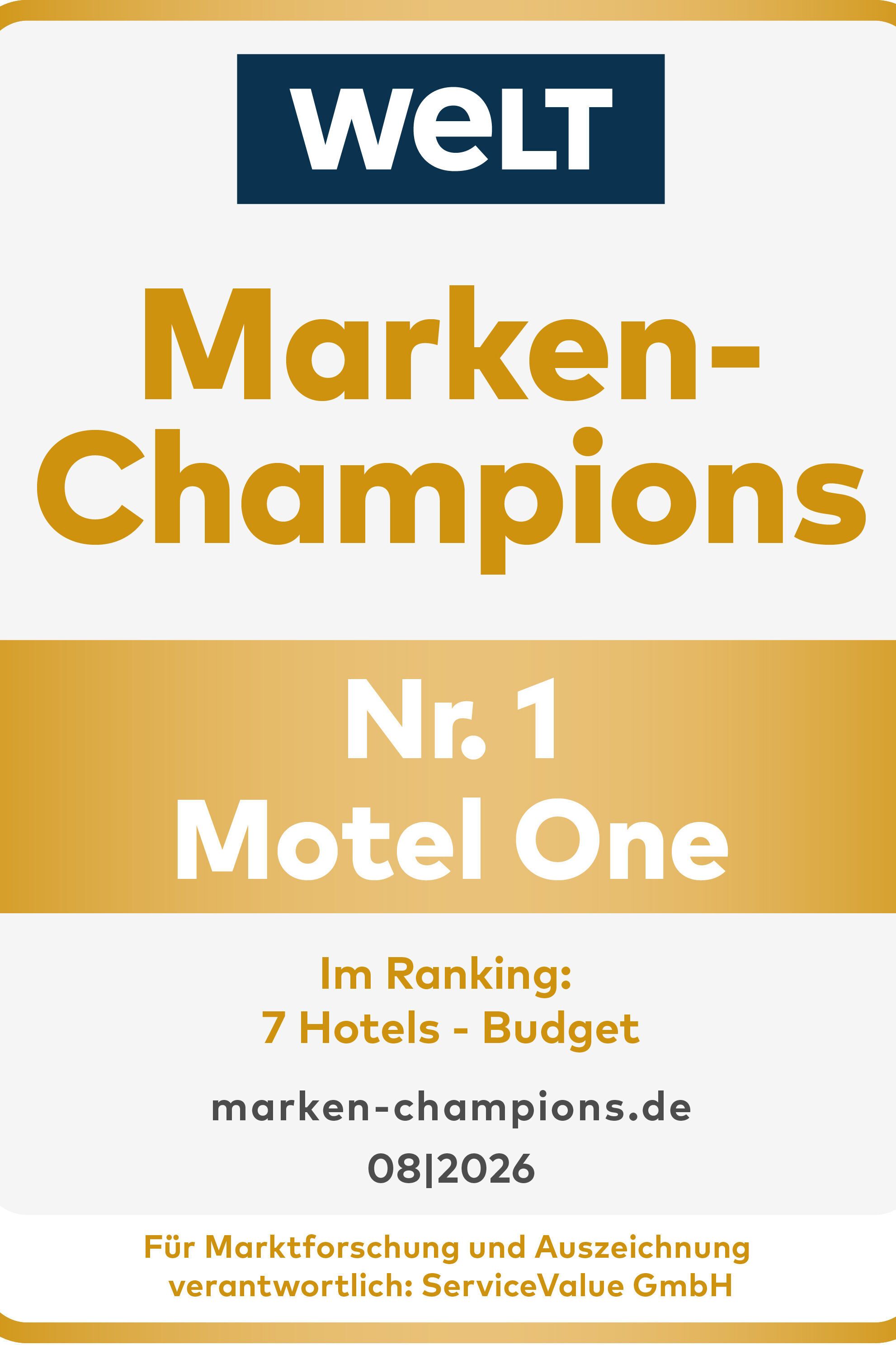 Auszeichnungsschild von WELT für Motel One als Nr. 1 der Marken-Champions im Bereich Budget-Hotels, gültig bis August 2026.