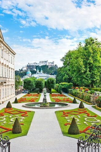 Panoramablick vom Mirabellgarten auf die Salzburger Festung Hohensalzburg von  – ideal für Städtereisen zu Fuß ab zentralem Hotel