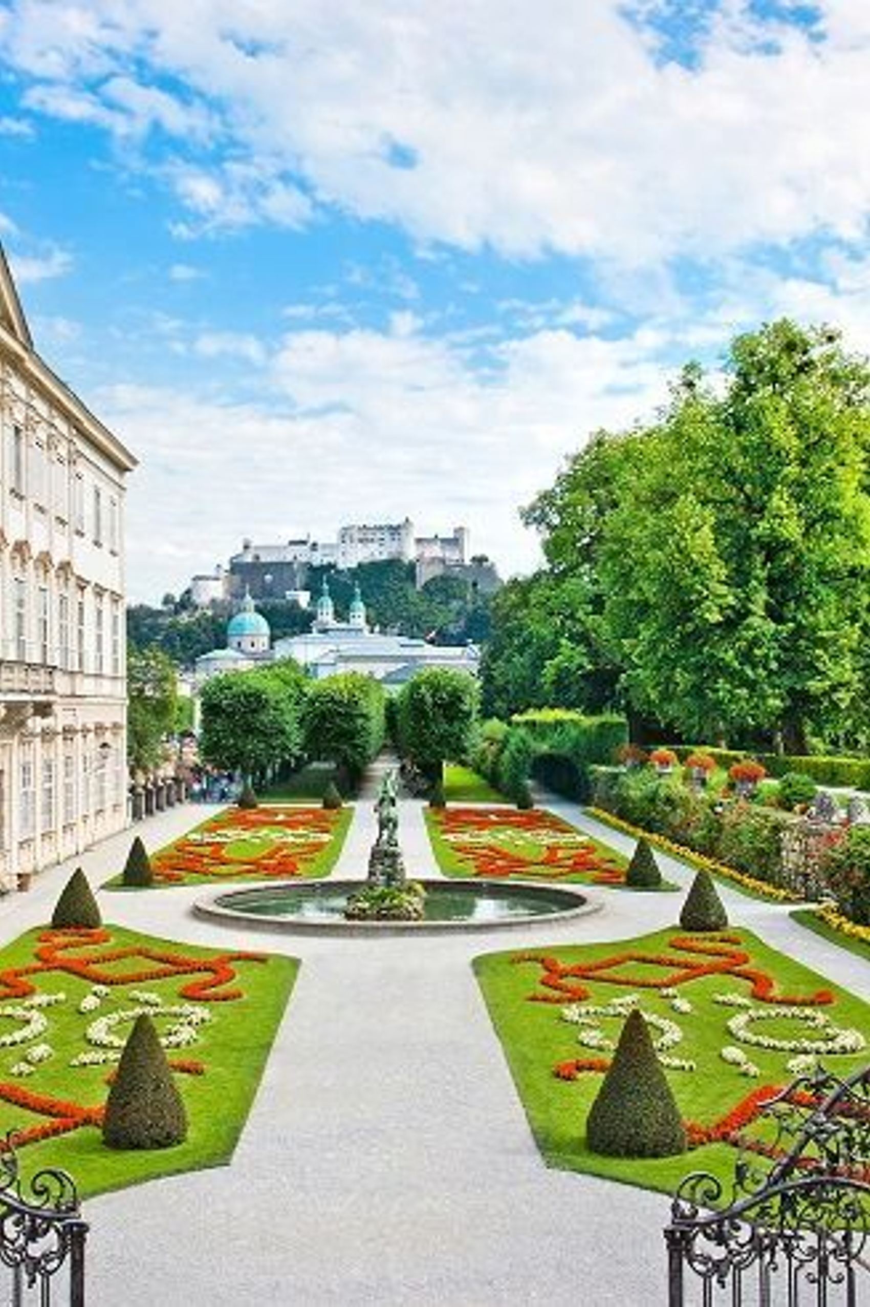 Panoramablick vom Mirabellgarten auf die Salzburger Festung Hohensalzburg von – ideal für Städtereisen zu Fuß ab zentralem Hotel