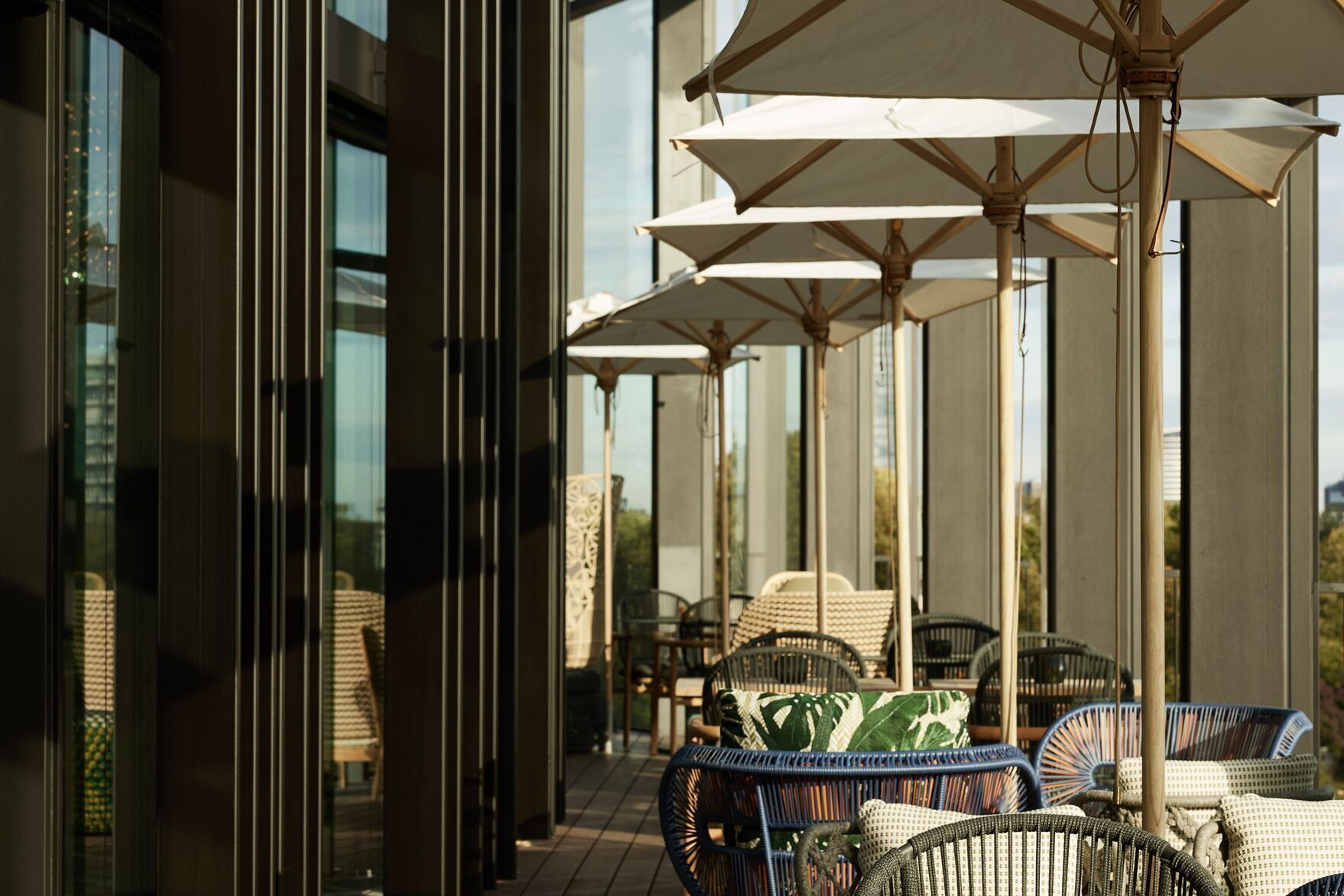 Designhotel Düsseldorf KöBogen The Cloud One Terrasse mit Sitzgelegenheiten und Sonnenschirmen