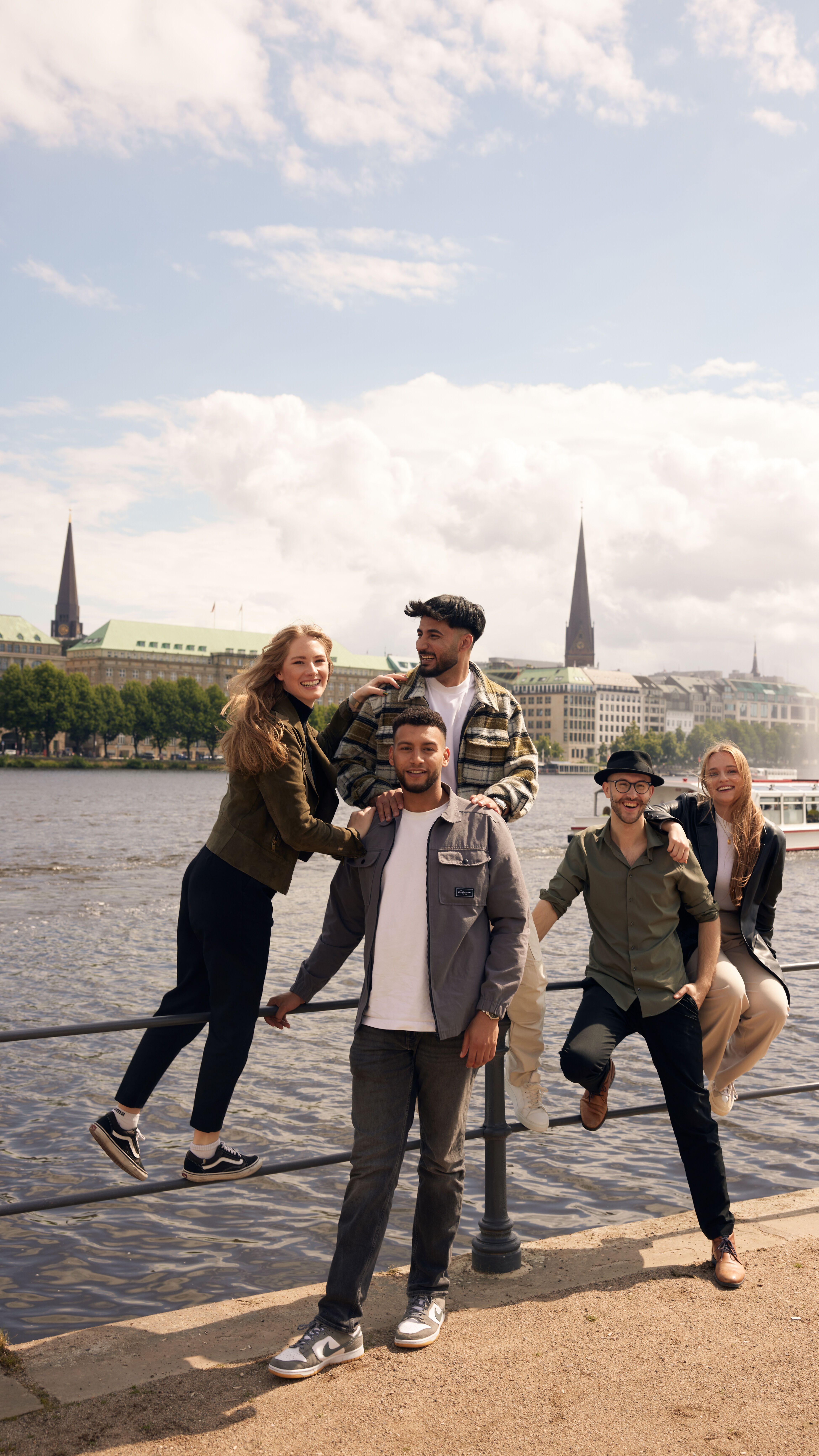 Motel One Mitarbeitende lachend in Hamburg