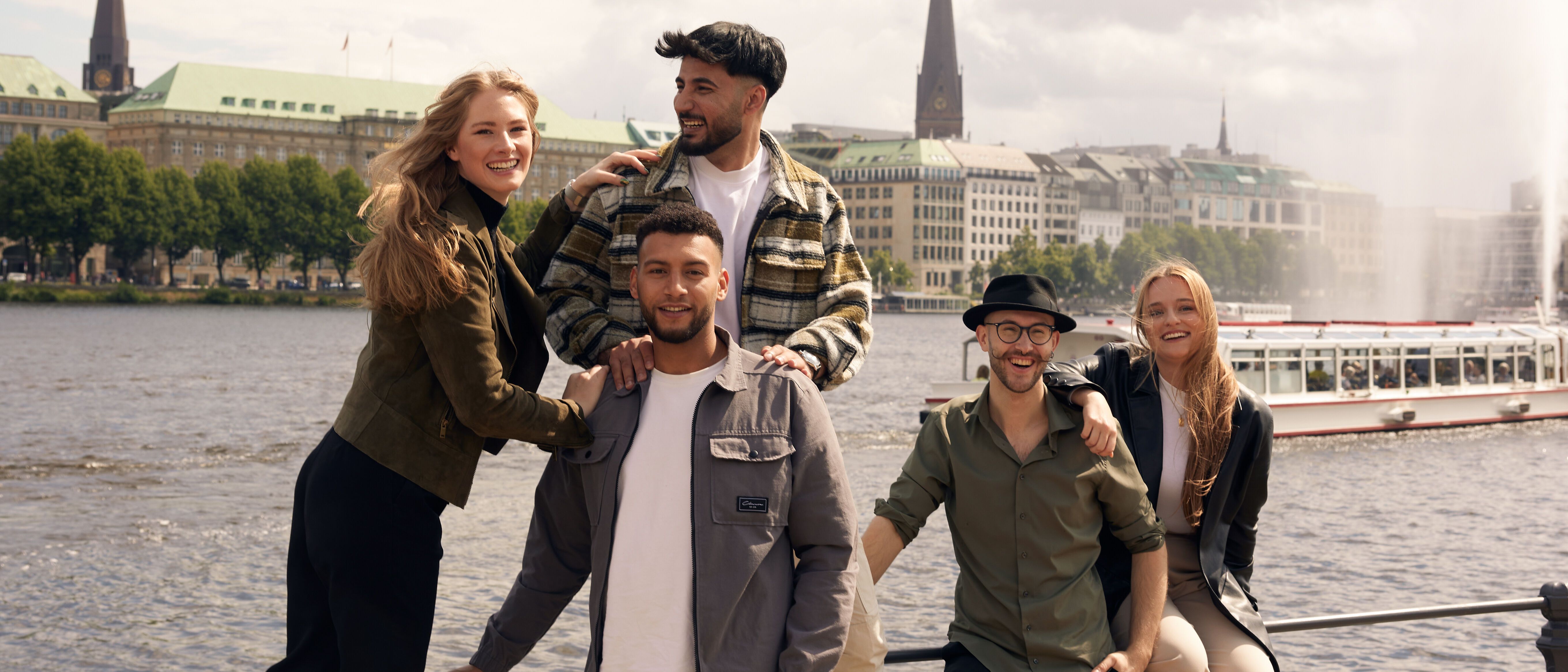 Motel One Mitarbeitende lachend in Hamburg