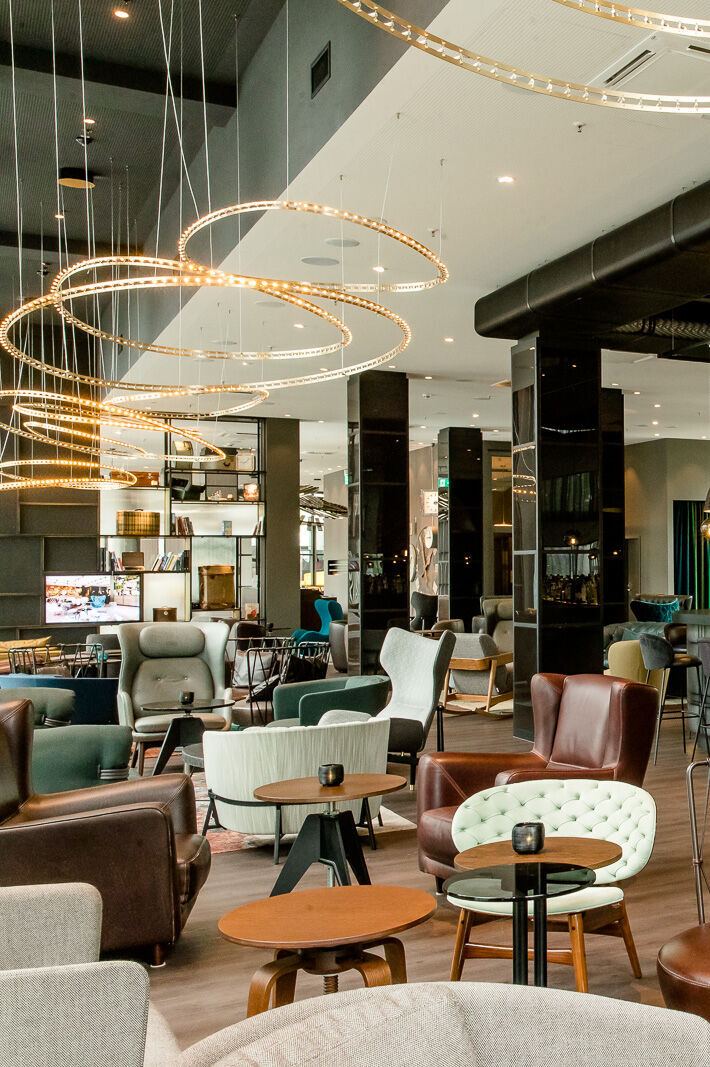 Hotel Berlin Hauptbahnhof Motel One große und lichtdurchflutete Lounge mit mehreren Sitzgelegenheiten sowie Bar mit Barhockern Hotel Berlin Hauptbahnhof Motel One große und lichtdurchflutete Lounge mit mehreren Sitzgelegenheiten sowie Bar mit Barhockern
