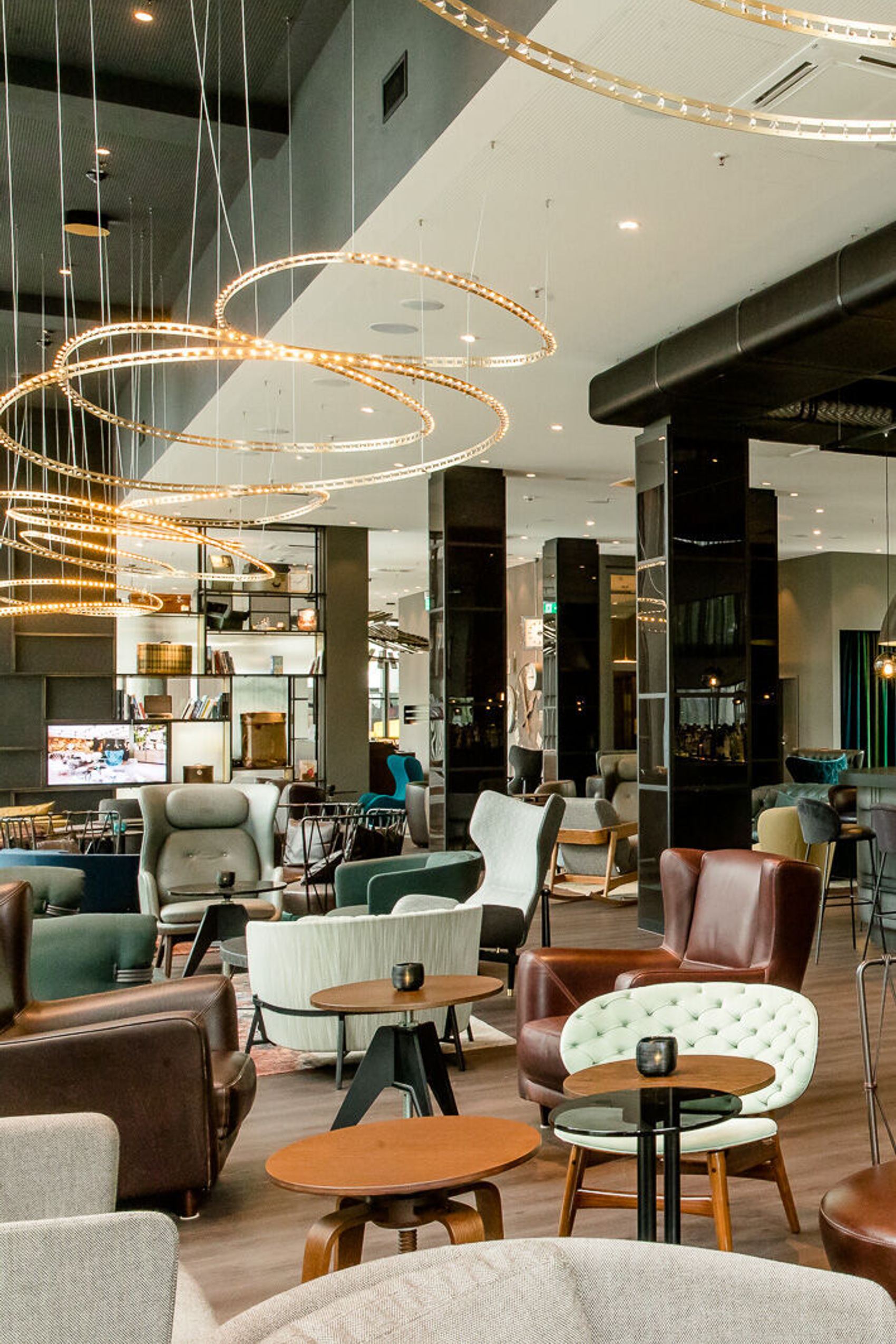 Hotel Berlin Hauptbahnhof Motel One große und lichtdurchflutete Lounge mit mehreren Sitzgelegenheiten sowie Bar mit Barhockern
