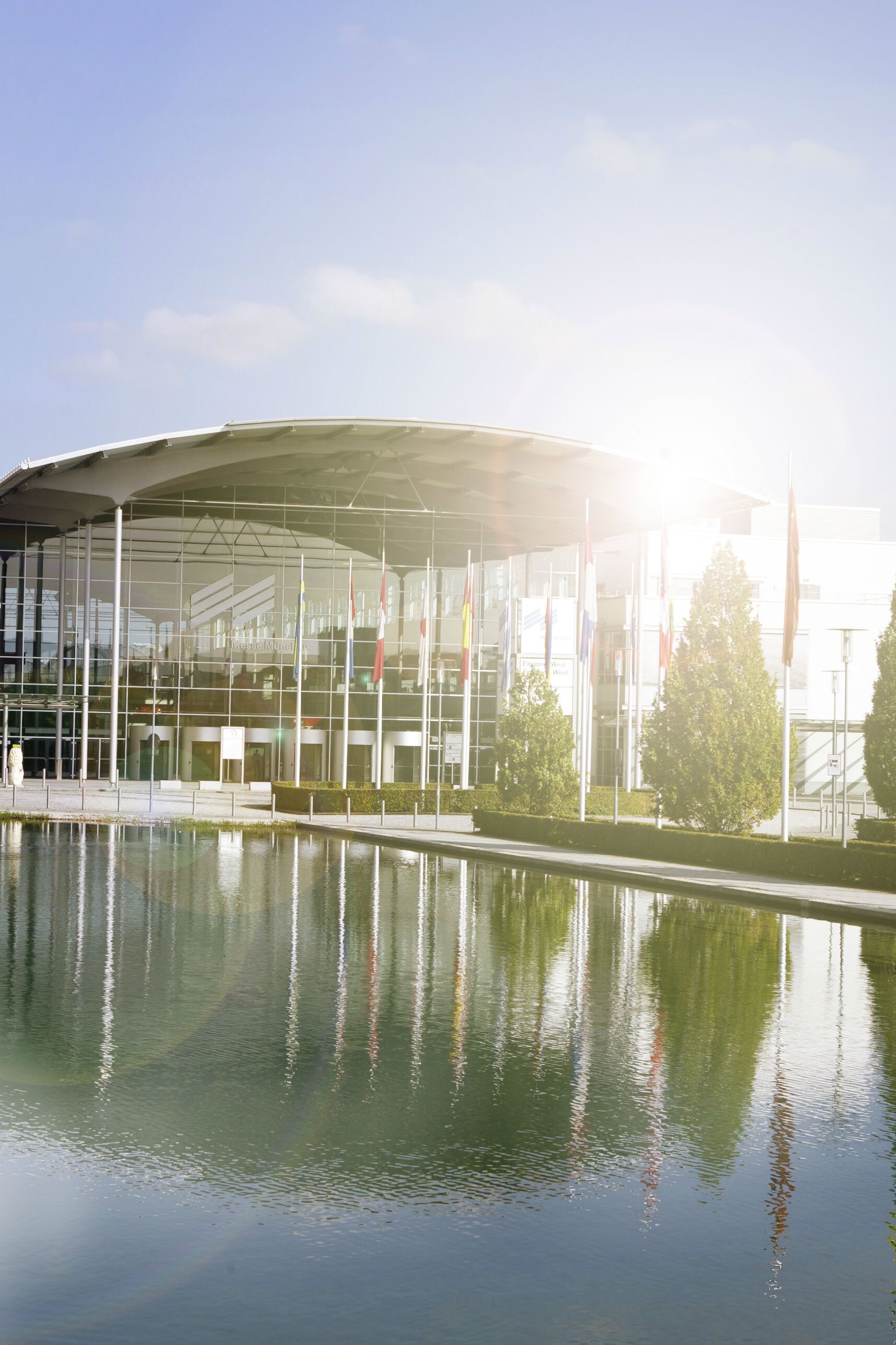 Hotel München Messe Motel One Blick auf Messesee und Messegebäude