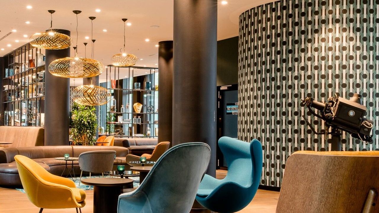 Hotels Köln Messe Motel One Lounge mit Sesseln und Couch