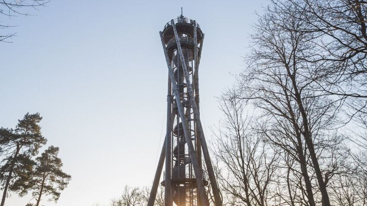 Hotel Freiburg Motel One Schlossbergturm bei Sonnenuntergang