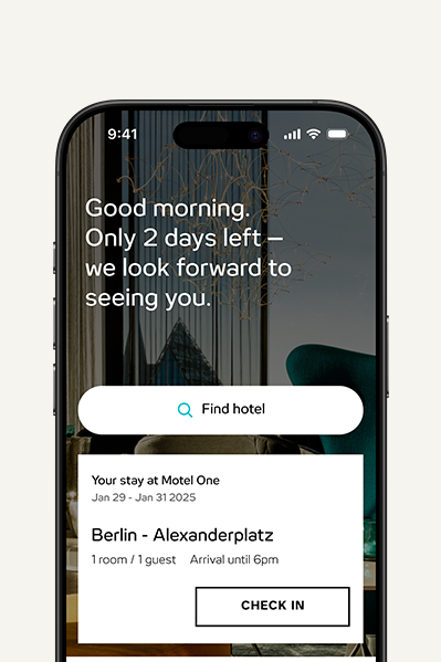 Smartphone-Bildschirm zeigt Hotel-Check-in-App mit Begrüßung, Countdown „Nur noch 2 Tage“ und Details zur Buchung eines Zimmers in Berlin-Alexanderplatz, inklusive Suchfeld und Check-in-Button.