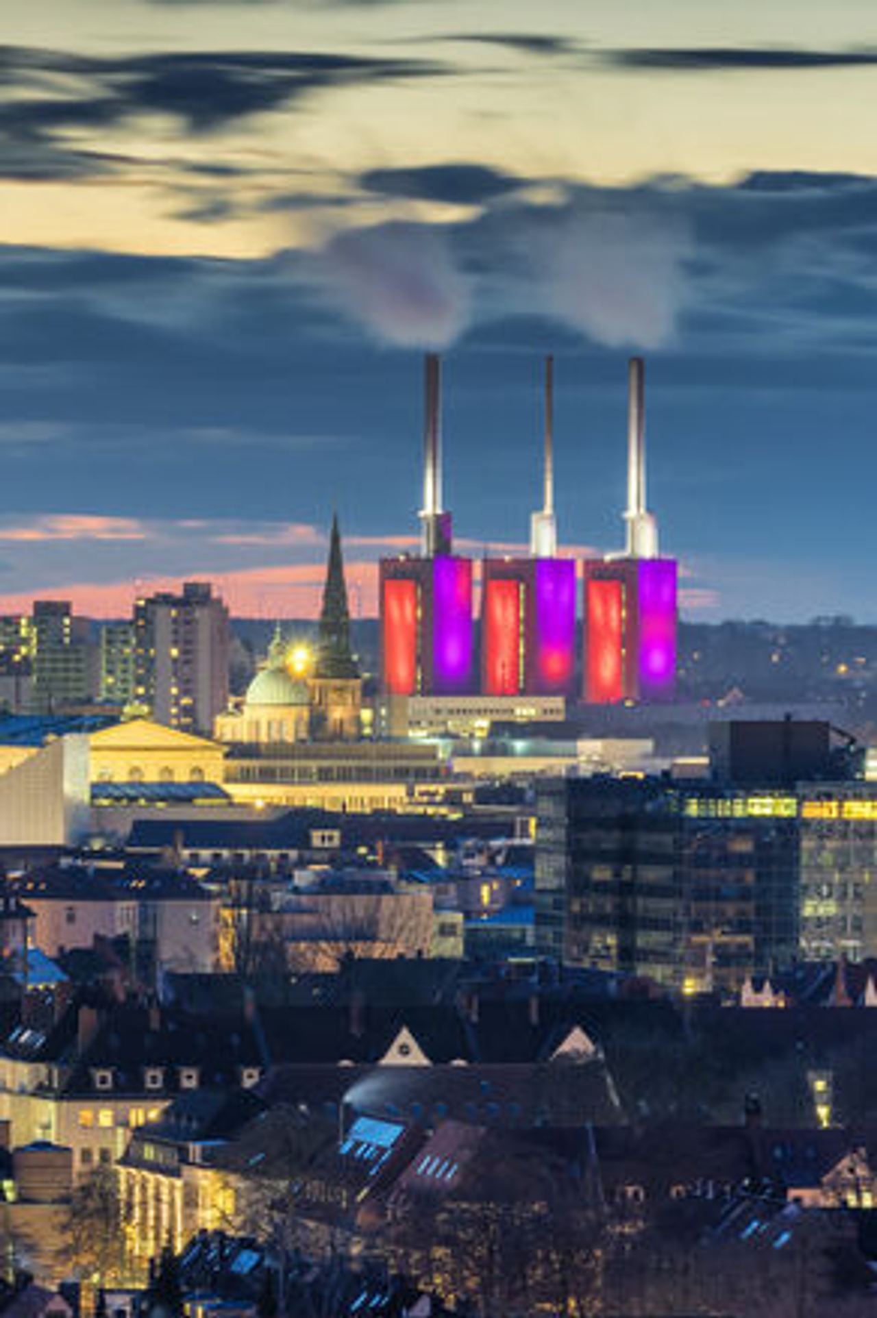 Hotel Hannover Oper Motel One Blick über die Stadt mit vielen Lichtern am Abend