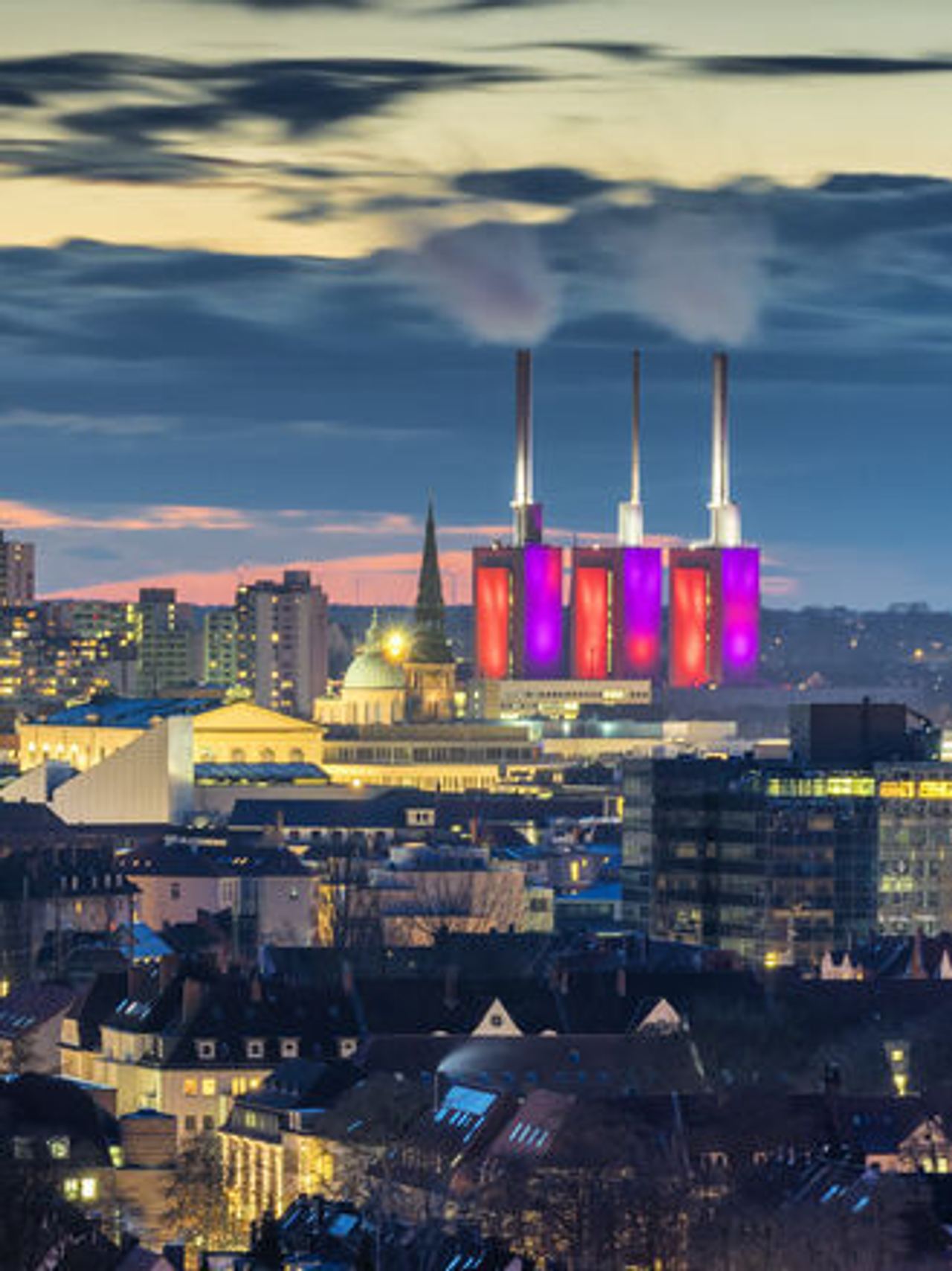 Hotel Hannover Oper Motel One Blick über die Stadt mit vielen Lichtern am Abend Hotel Hannover Oper Motel One Blick über die Stadt mit vielen Lichtern am Abend