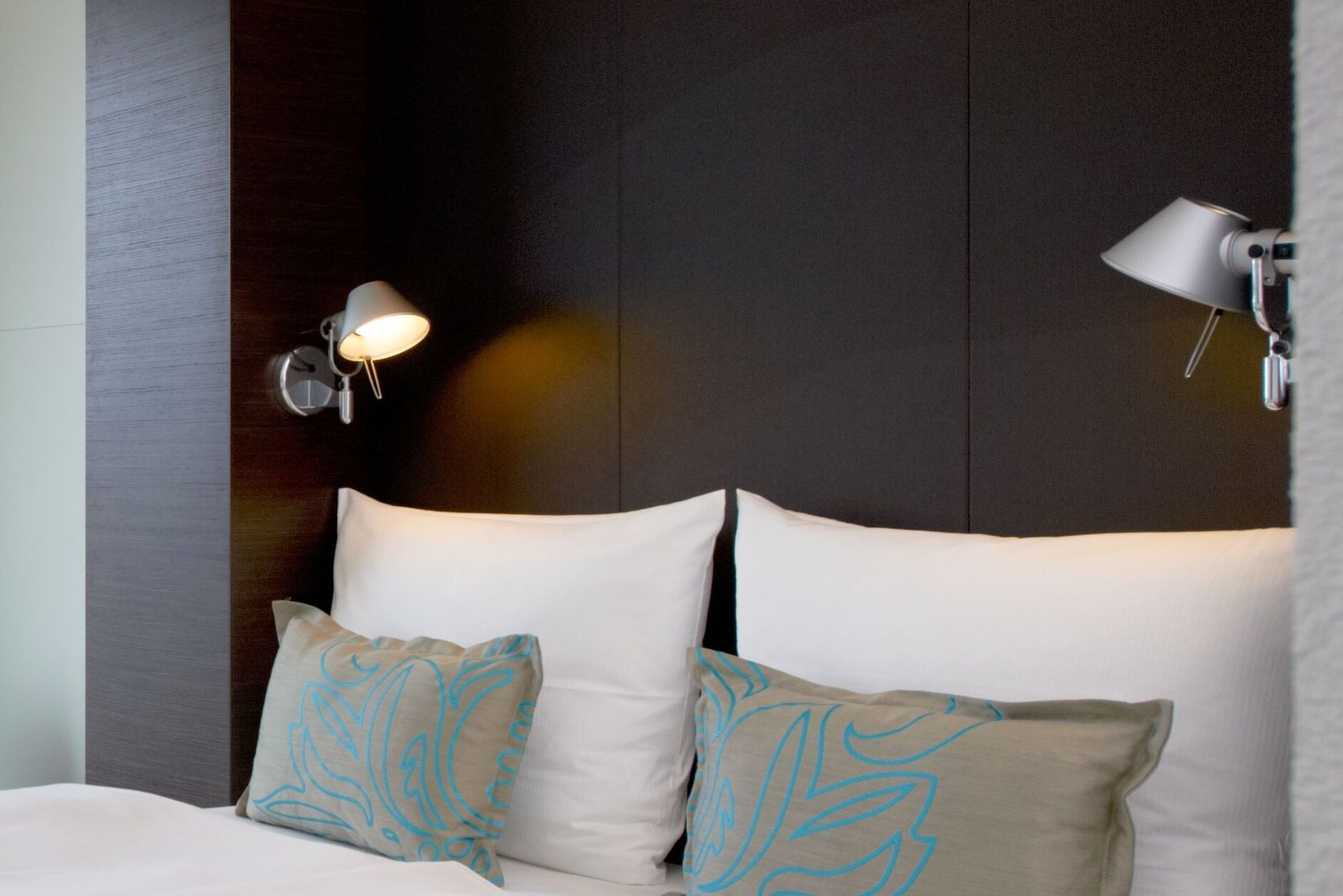 Hotel Amsterdam Motel One Zimmer Doppelbett und Fensterfront