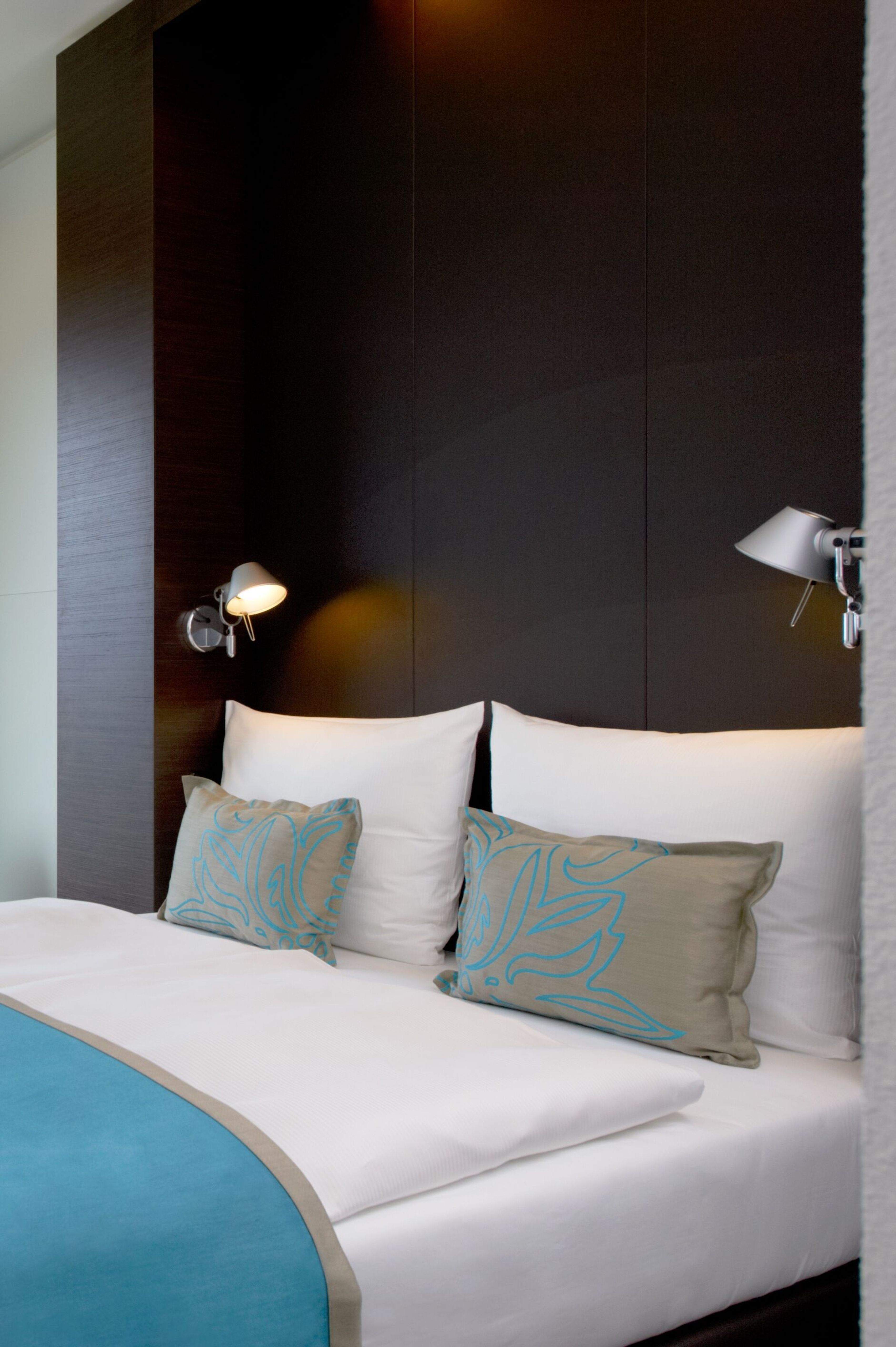 Hotel Amsterdam Motel One Zimmer Doppelbett und Fensterfront Hotel Amsterdam Motel One Zimmer Doppelbett und Fensterfront