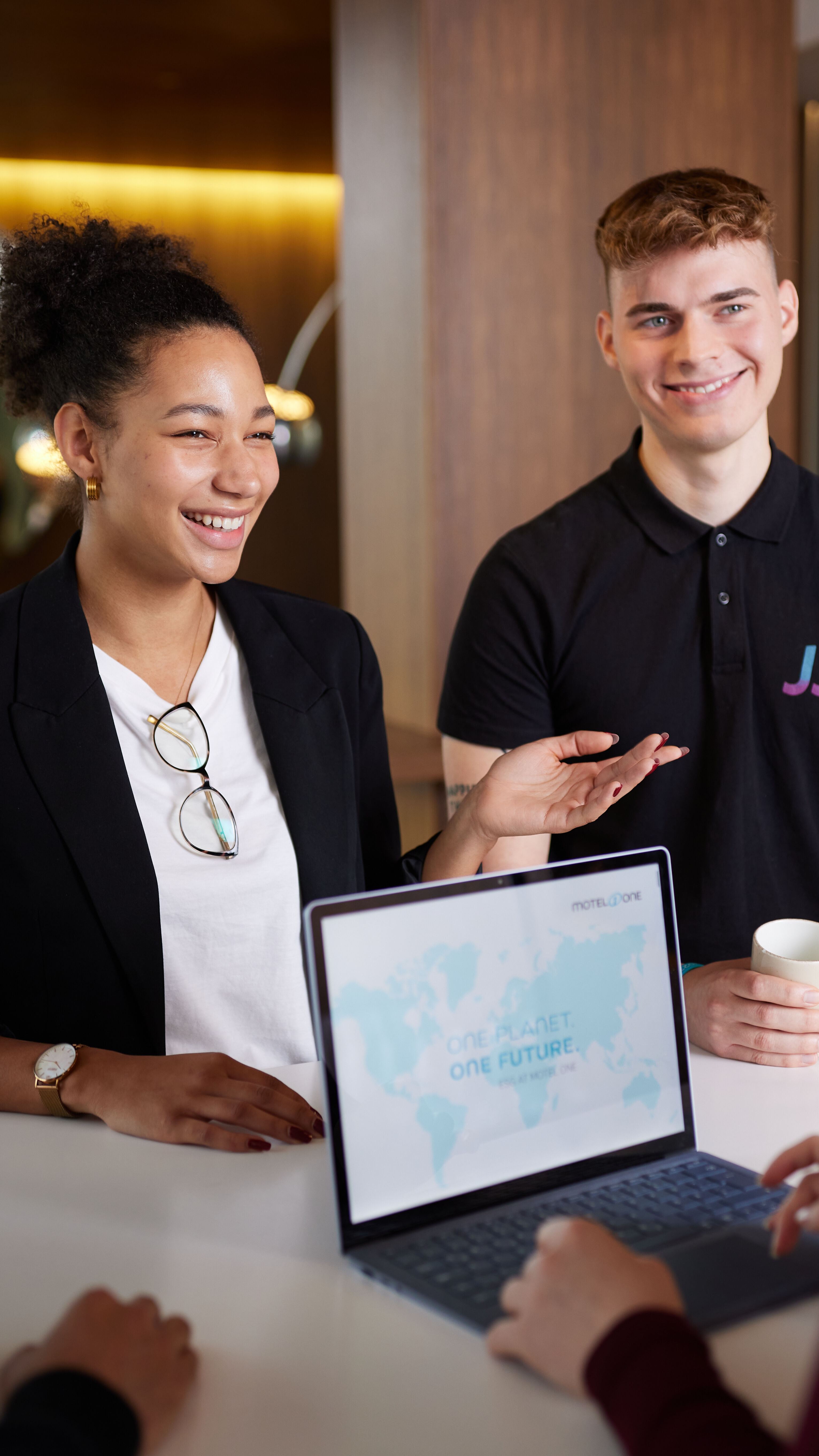 Motel One Mitarbeitende bei einem Gespräch Motel One Mitarbeitende bei einem Gespräch