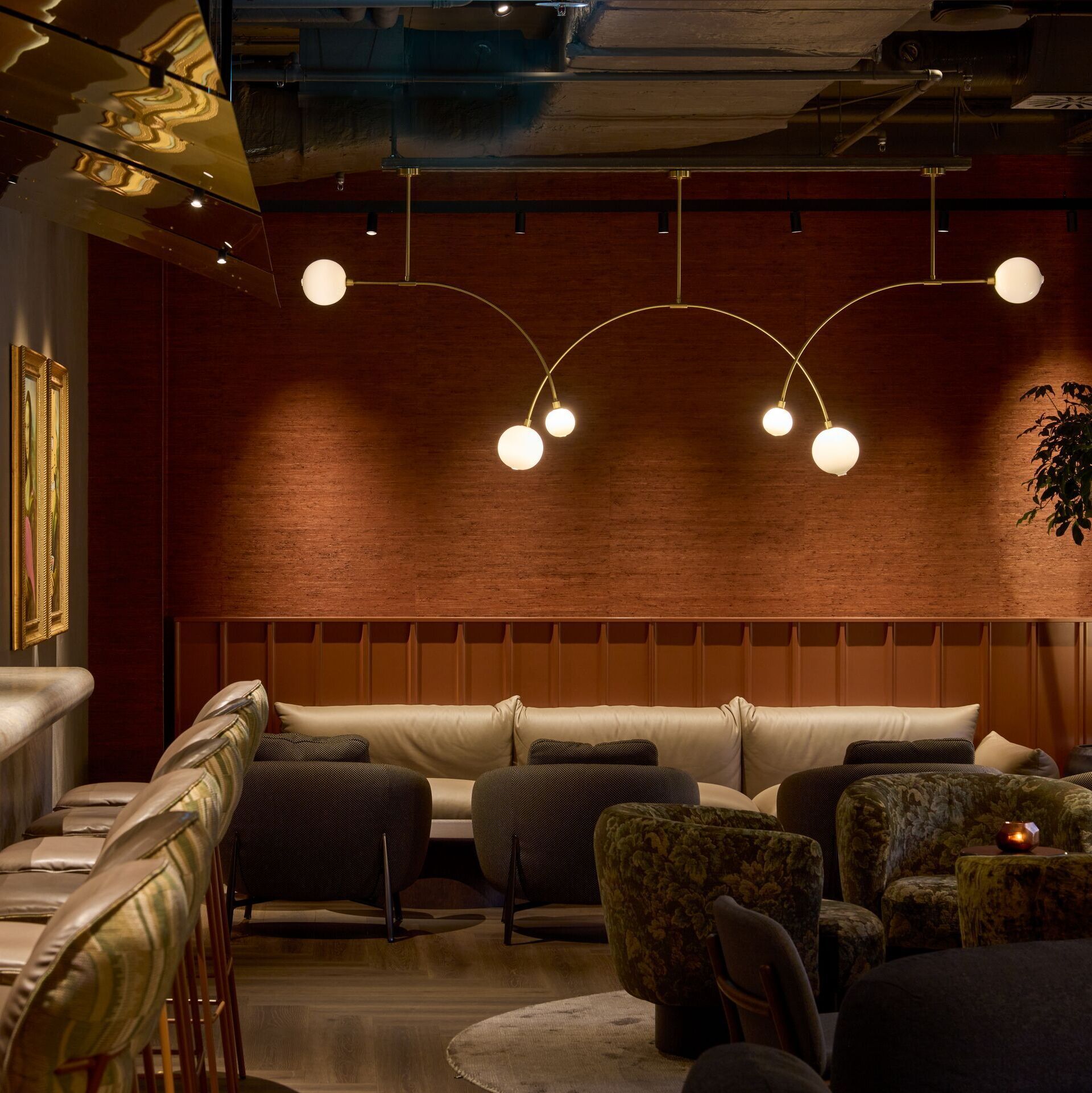 Hotel Frankfurt Metropolitan The Cloud cosy hotel bar with stylish leather armchairs and sofas, warm lighting and modern décor, ideal for relaxed evenings and social gatherings.
