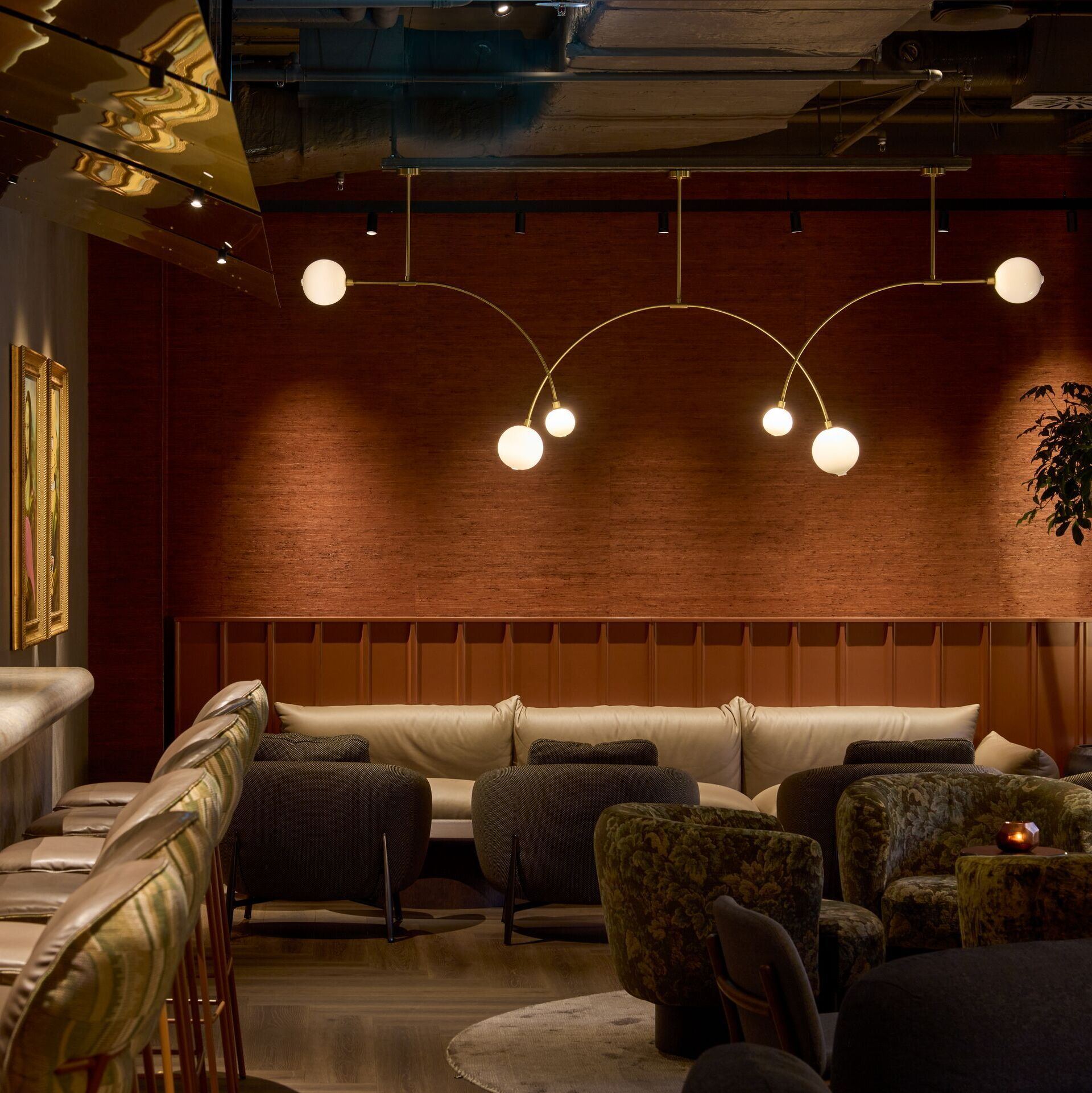 Hotel Frankfurt Metropolitan The Cloud cosy hotel bar with stylish leather armchairs and sofas, warm lighting and modern décor, ideal for relaxed evenings and social gatherings.