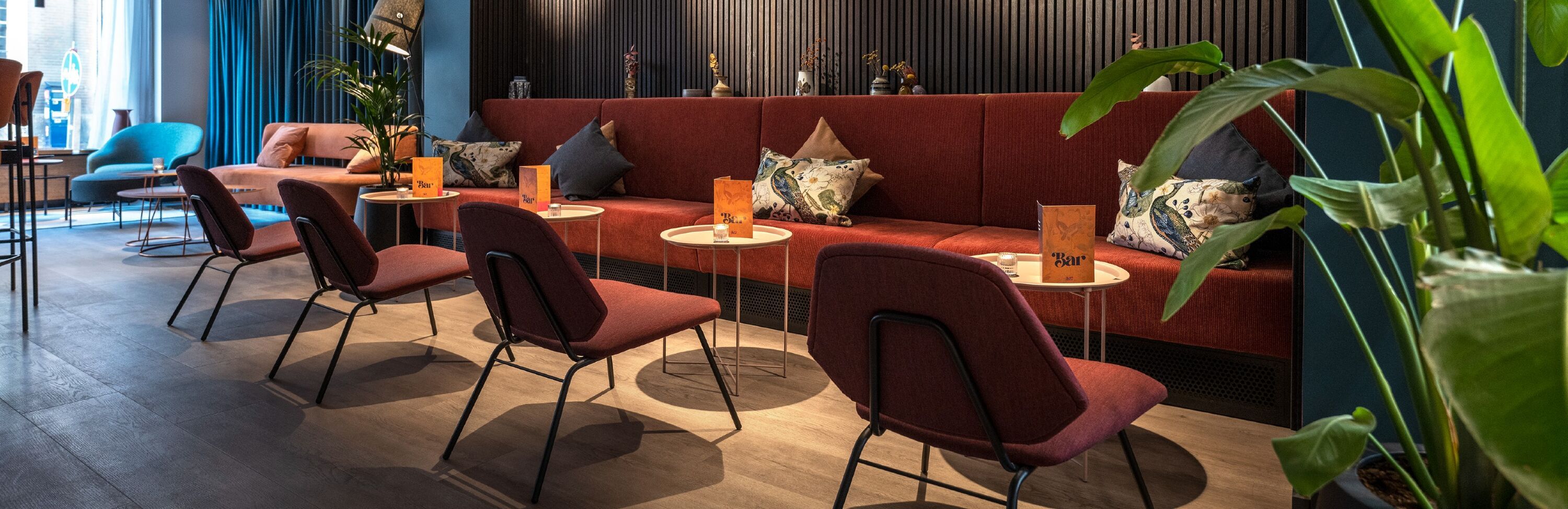 Designhotel Kopenhagen Motel One lichtdurchflutete Lounge mit mehreren Sitzgelegenheiten