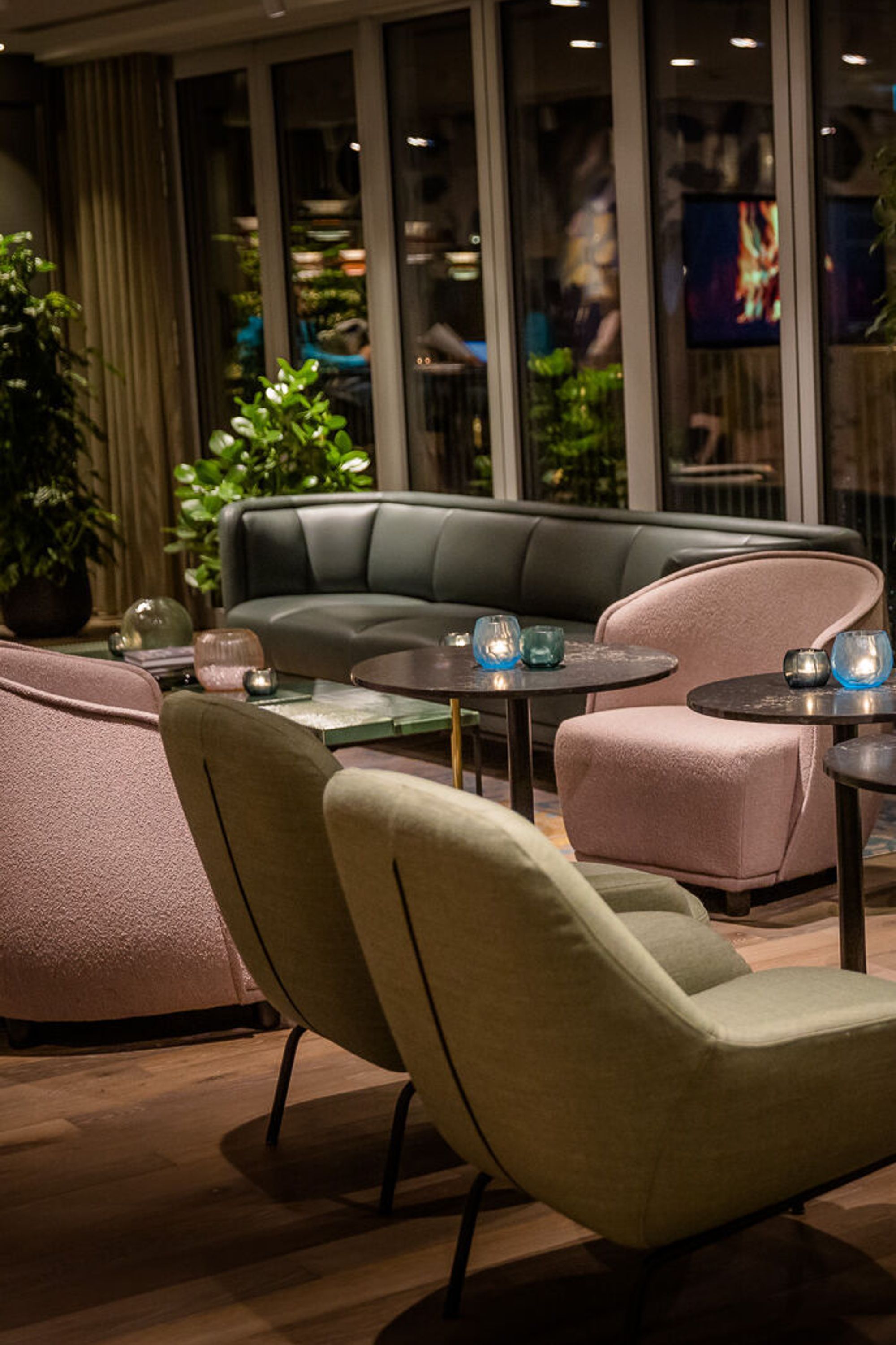Designhotel Rotterdam Motel One Lounge mit mehreren Sesseln