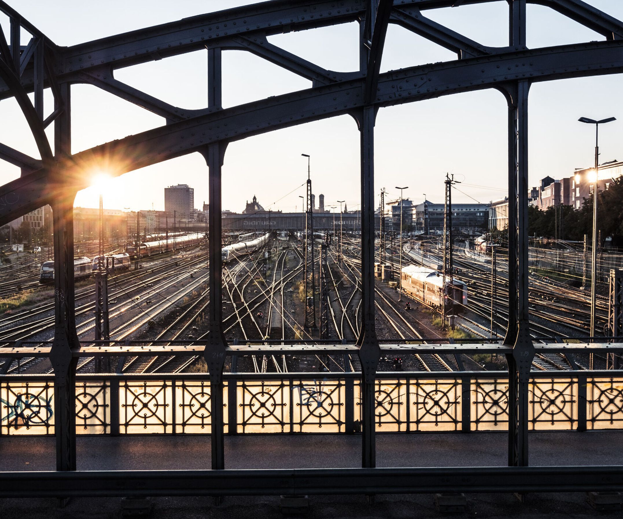 Industrielle Hackerbrücke bei Sonnenuntergang in München