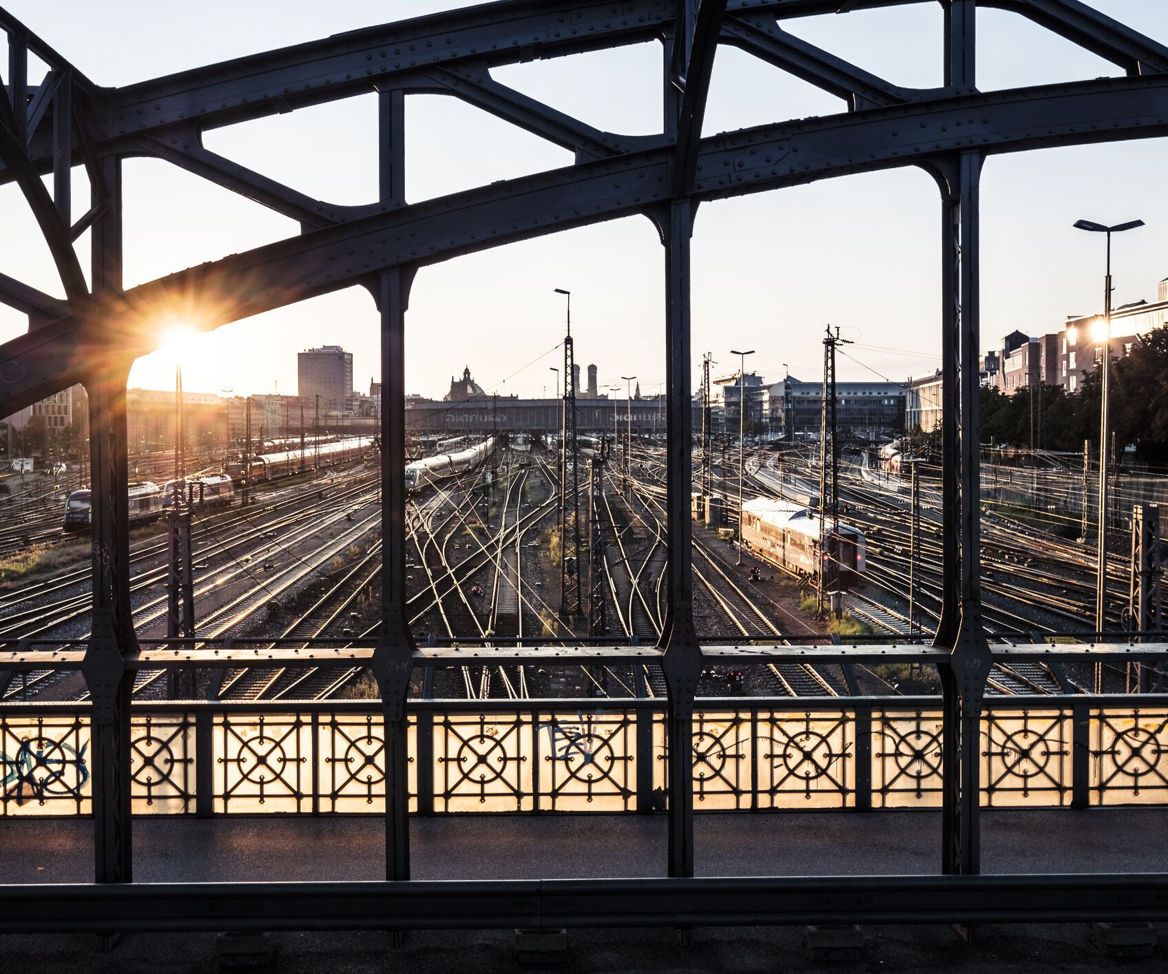 Industrielle Hackerbrücke bei Sonnenuntergang in München