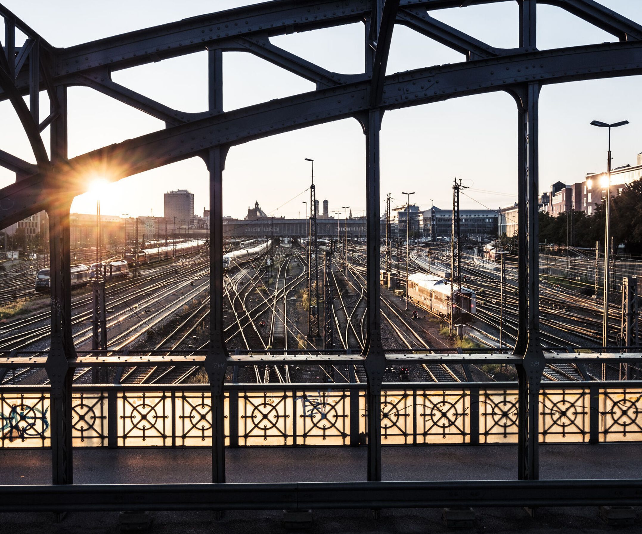 Industrielle Hackerbrücke bei Sonnenuntergang in München Industrielle Hackerbrücke bei Sonnenuntergang in München